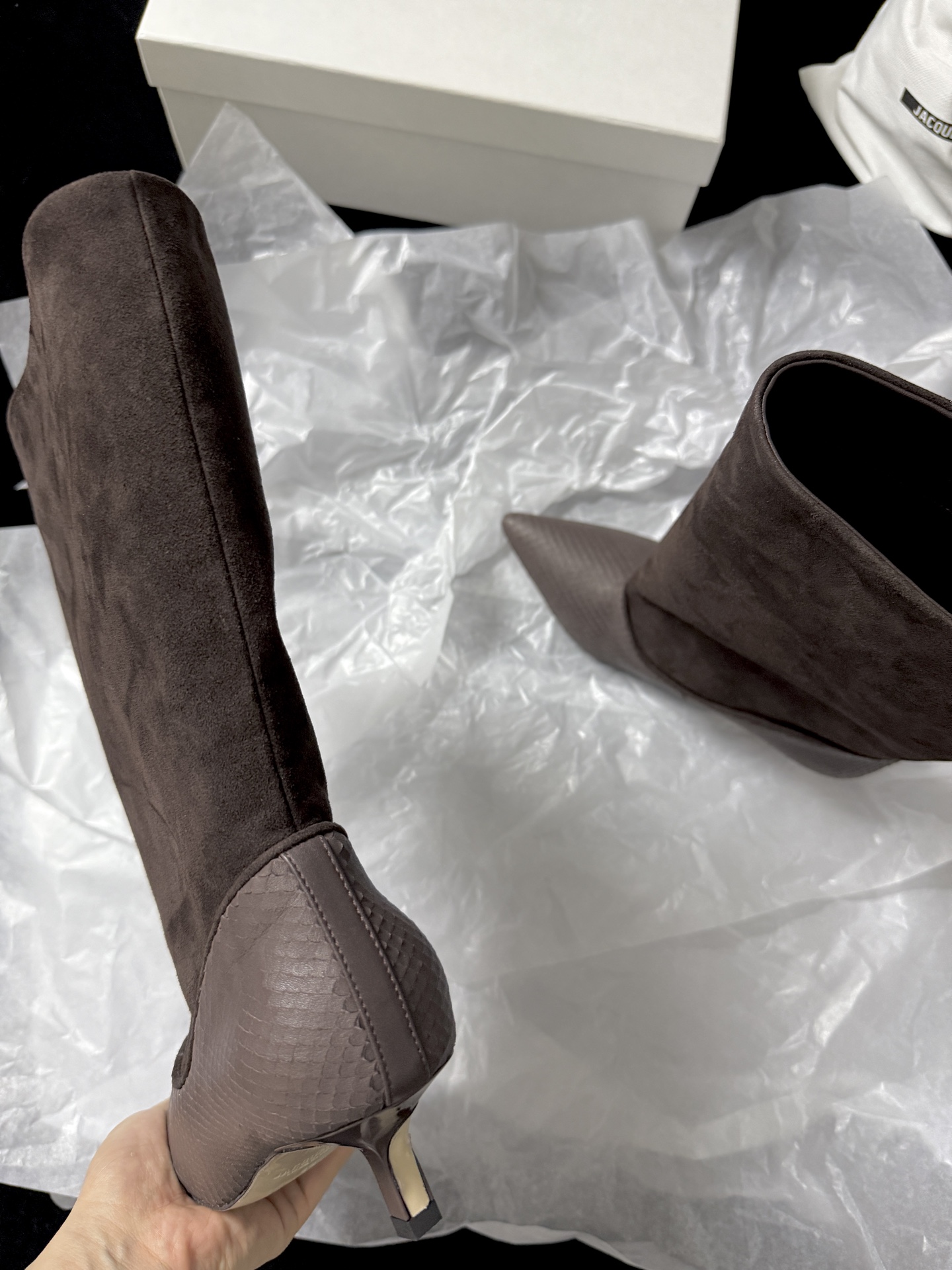 🔳 Jacquemus 🔳 新品靴✔️ 这双靴真的很会 麂皮与蛇纹皮拼接 质感高级又有层次 尖头细跟一整