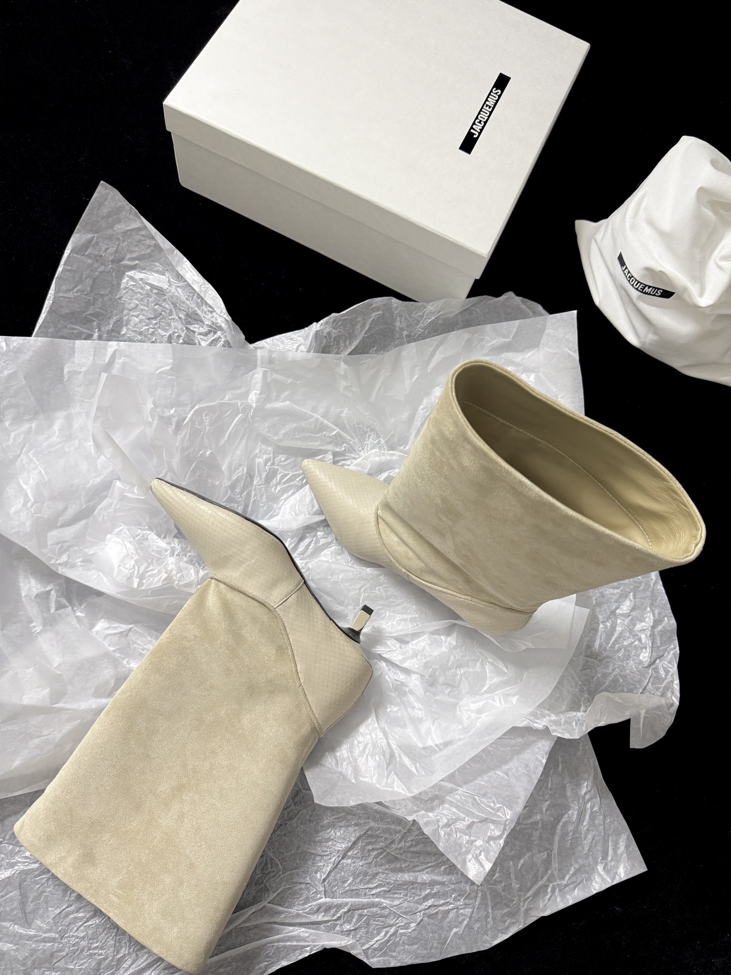 🔳 Jacquemus 🔳 新品靴✔️ 这双靴真的很会 麂皮与蛇纹皮拼接 质感高级又有层次 尖头细跟一整