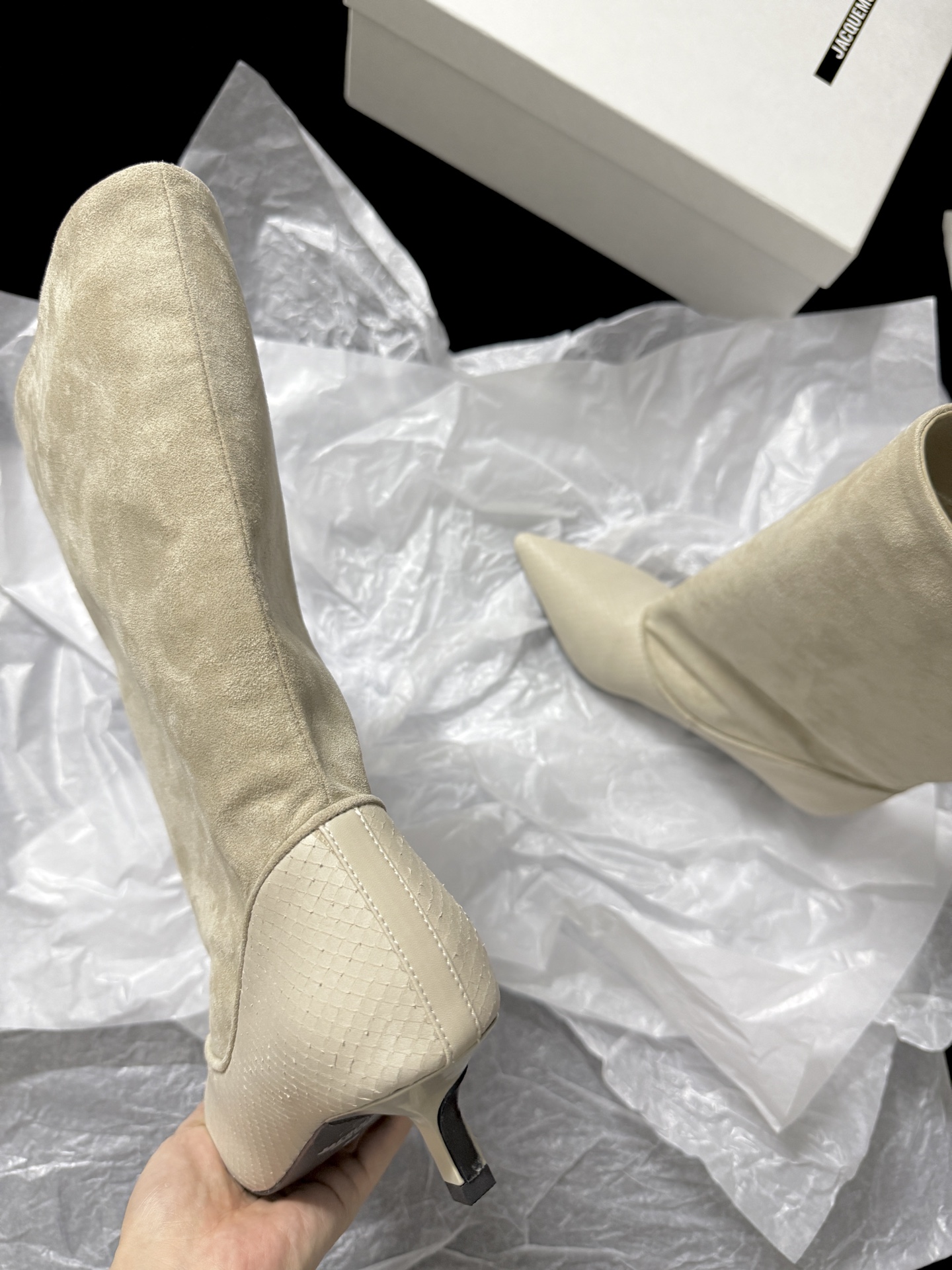 🔳 Jacquemus 🔳 新品靴✔️ 这双靴真的很会 麂皮与蛇纹皮拼接 质感高级又有层次 尖头细跟一整