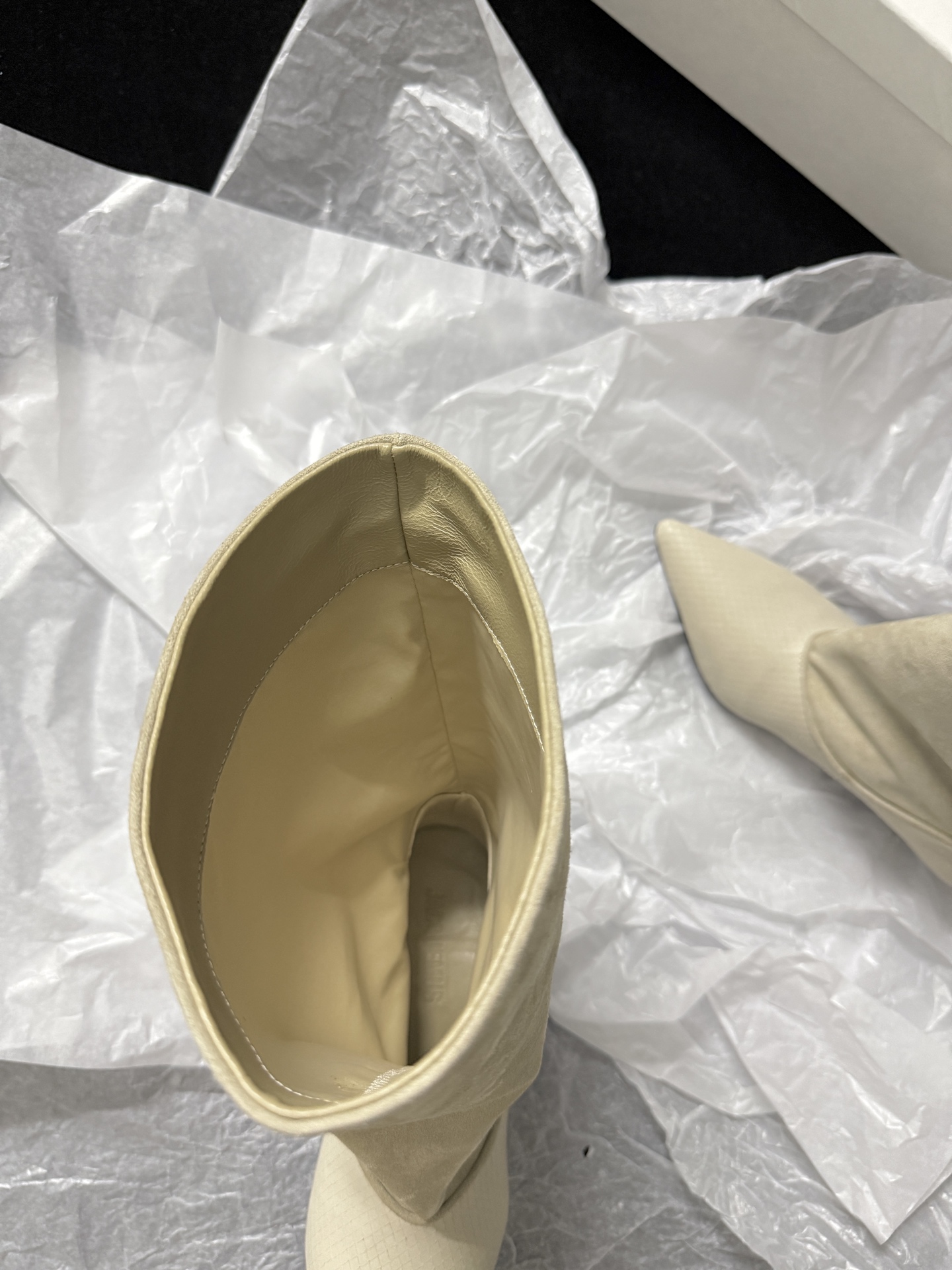 🔳 Jacquemus 🔳 新品靴✔️ 这双靴真的很会 麂皮与蛇纹皮拼接 质感高级又有层次 尖头细跟一整