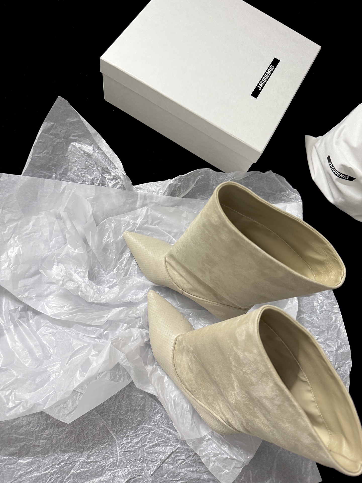 🔳 Jacquemus 🔳 新品靴✔️ 这双靴真的很会 麂皮与蛇纹皮拼接 质感高级又有层次 尖头细跟一整