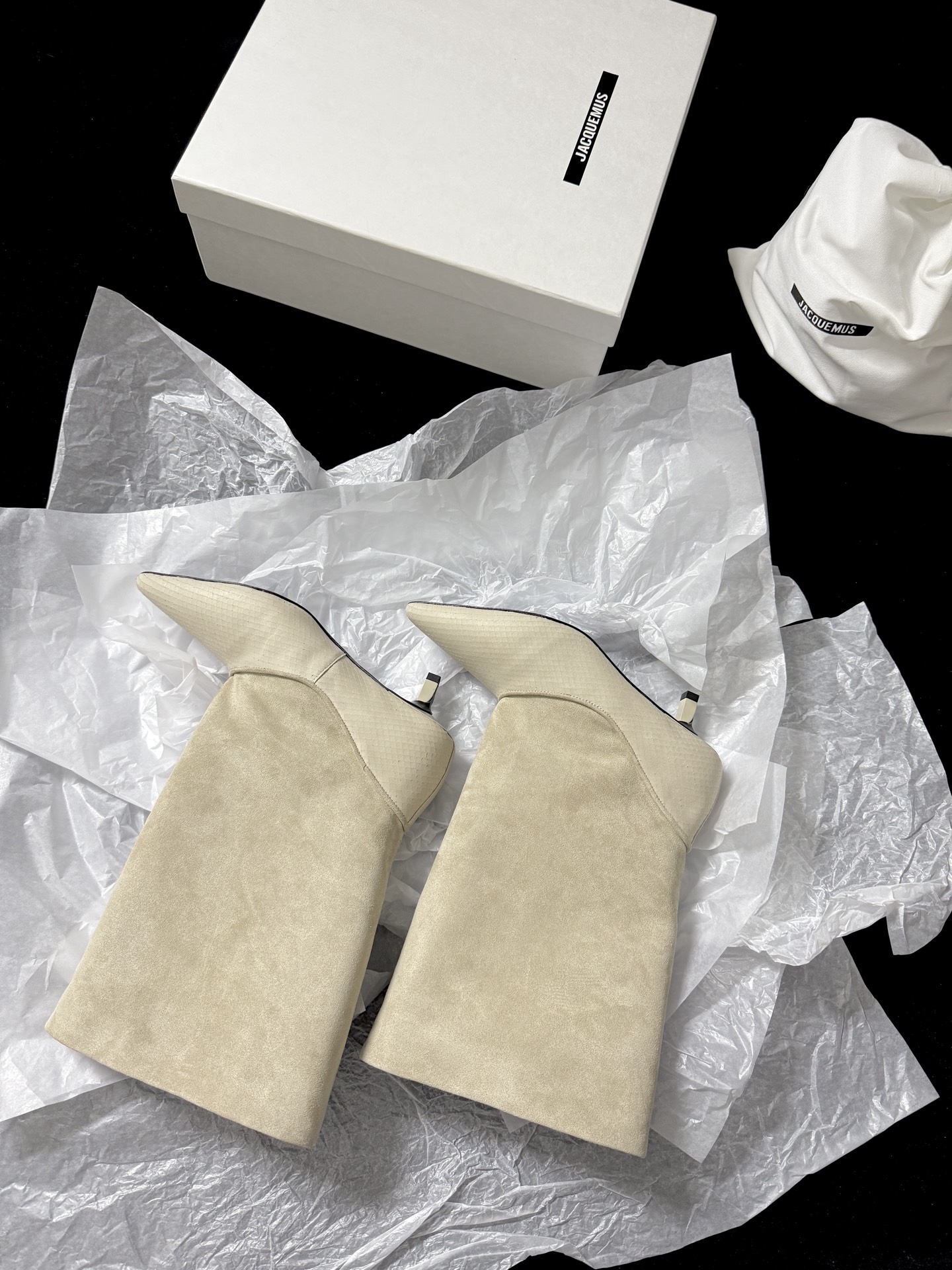 🔳 Jacquemus 🔳 新品靴✔️ 这双靴真的很会 麂皮与蛇纹皮拼接 质感高级又有层次 尖头细跟一整