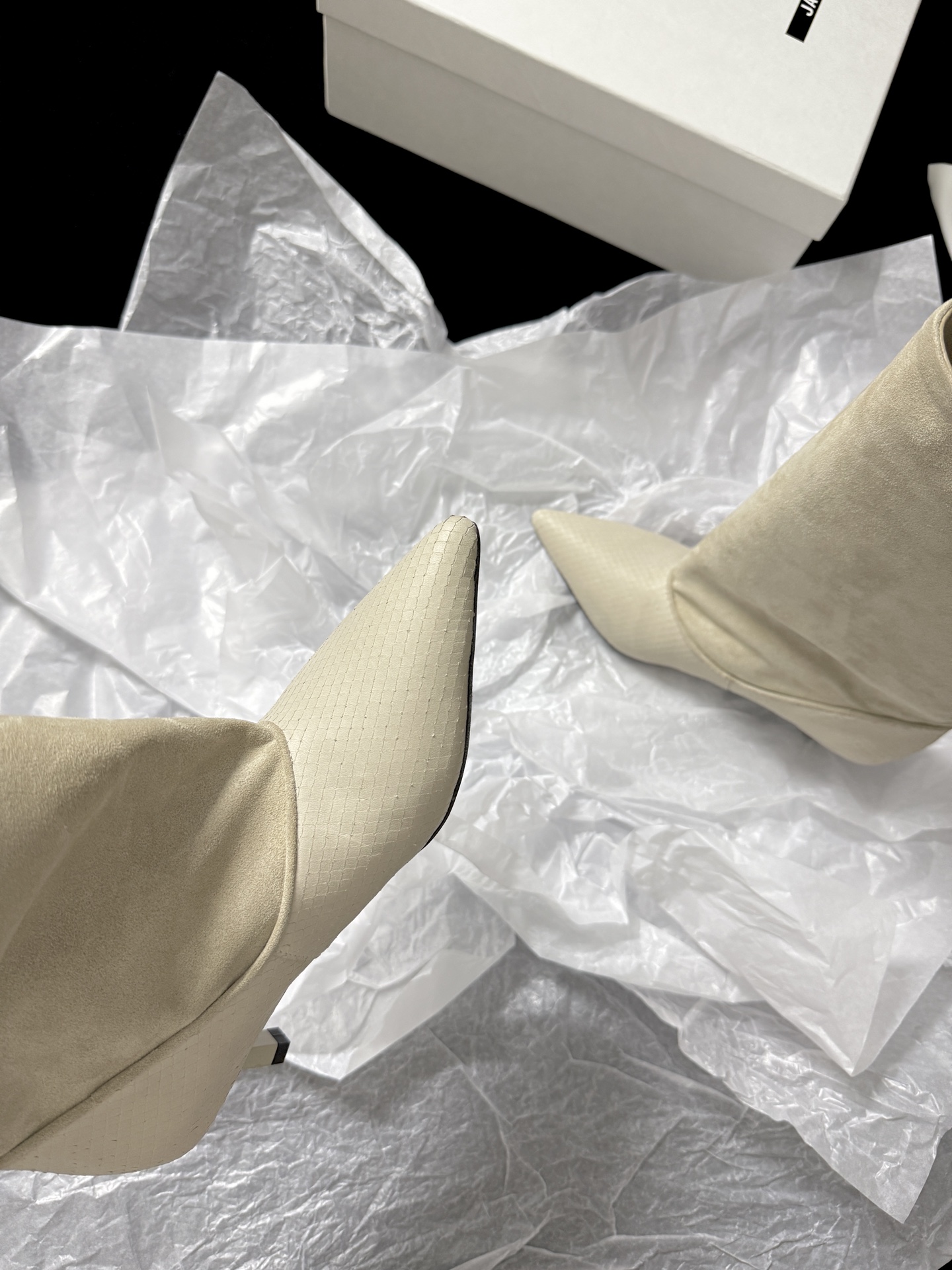 🔳 Jacquemus 🔳 新品靴✔️ 这双靴真的很会 麂皮与蛇纹皮拼接 质感高级又有层次 尖头细跟一整