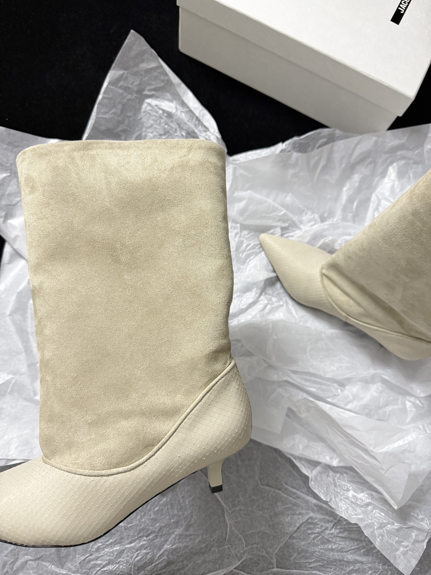 🔳 Jacquemus 🔳 新品靴✔️ 这双靴真的很会 麂皮与蛇纹皮拼接 质感高级又有层次 尖头细跟一整
