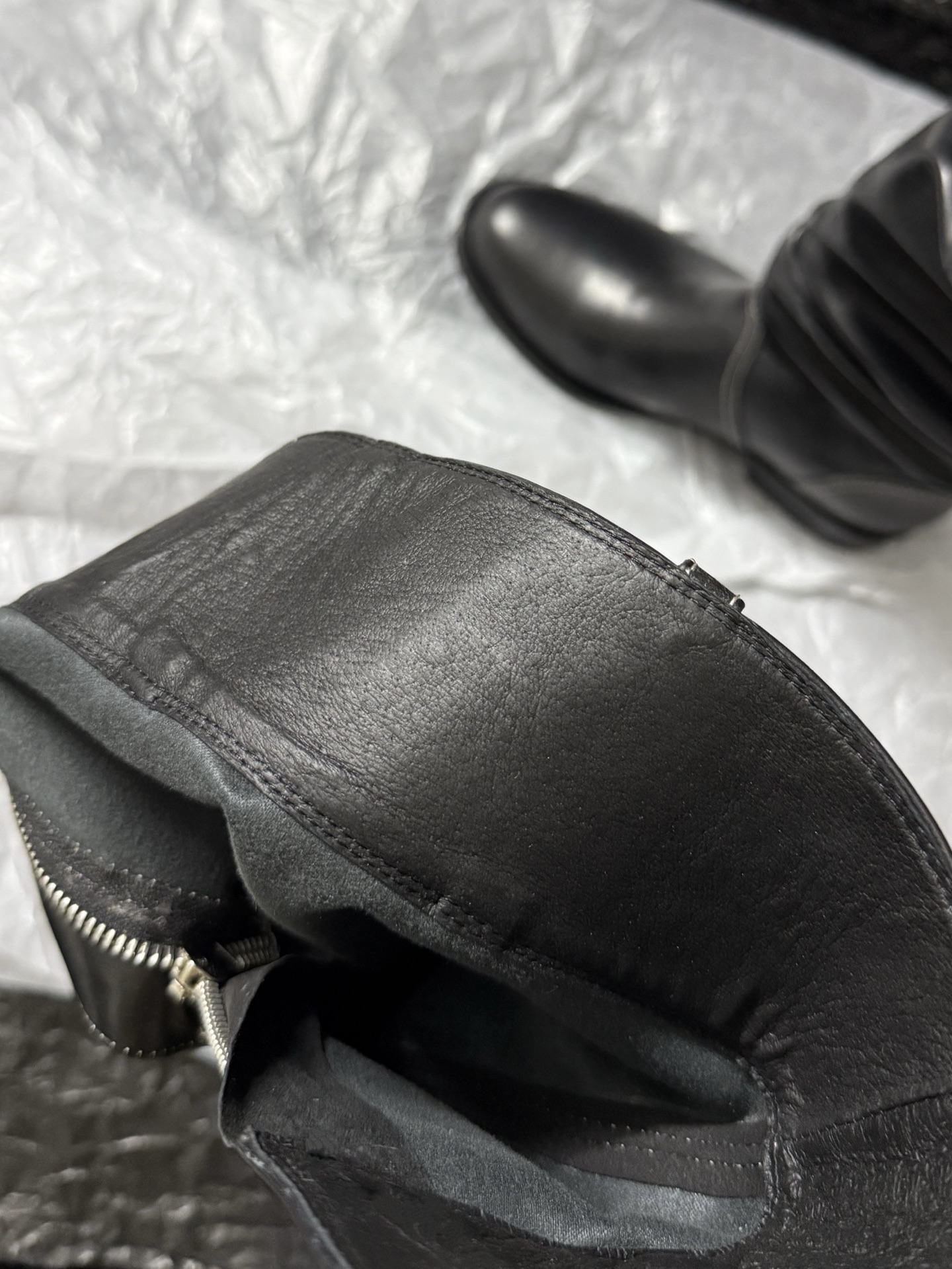 🔳 Lost in echo 🔳𝟐𝟓𝐀𝐖新品堆堆长靴 自带酷飒buff 设计打破单调 靴筒随性堆褶 复古