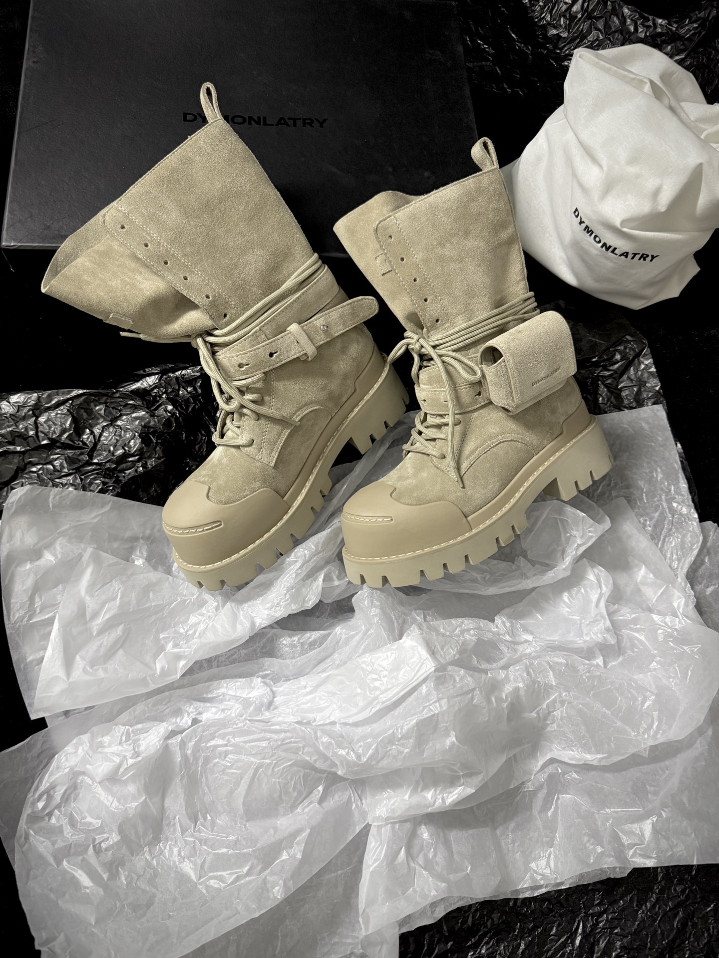 NO:562646,DYMONLATRY new product, this pair of work boots is so trendy that it has a large thick sole with built-in heightening buff. The strap + small pocket design is very personalized. You can slay directly when you put it on. The cool girl rushes with her eyes closed~ The upper is imported cowhide and suede, and the lining is imported cowhide. The outsole is original molded outsole 35-39 (40% fixed), boots, boots, cowhide, chamois leather19860909DYMONLATRY 新品 这双工装靴 潮到犯规 大厚底自带拉高buff 绑带+小口袋设计超有个性 穿上直接slay全场 酷girl闭眼冲～ 鞋面进口牛皮.麂皮 内里进口牛皮 大底原版开模大底 35-39（40定）,靴子,boots,cowhide,chamois leather,Women's Shoes