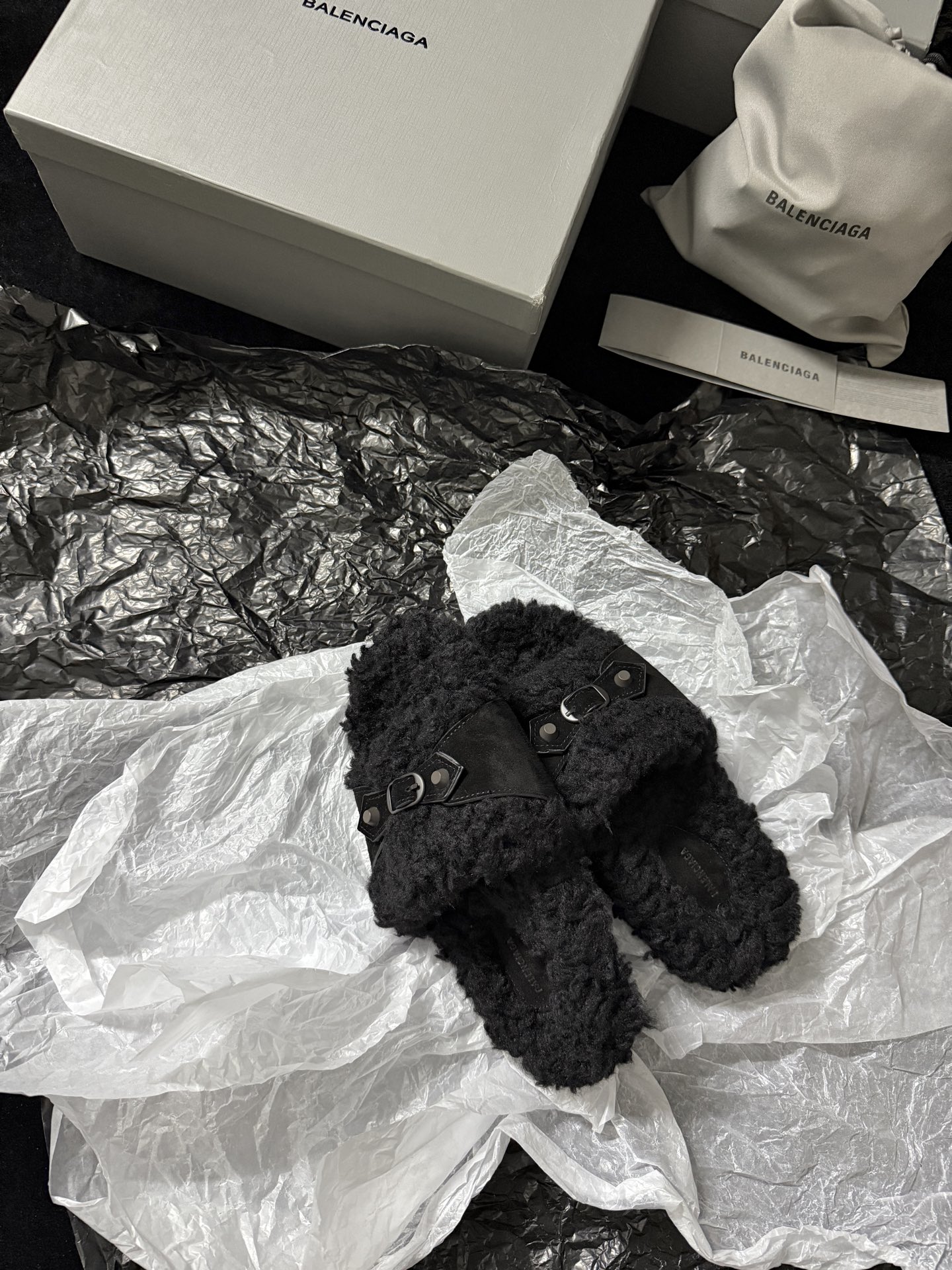 BALENCIAG* 𝟐𝟓𝐀𝐖新品这款毛毛拖 时髦精闭眼冲 蓬松毛绒自带慵懒高级感 搭上皮质扣带 酷与柔