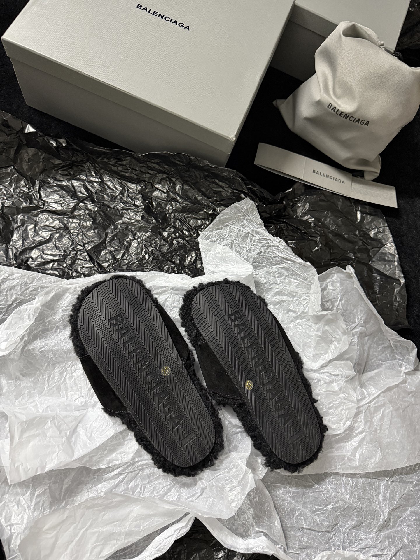 BALENCIAG* 𝟐𝟓𝐀𝐖新品这款毛毛拖 时髦精闭眼冲 蓬松毛绒自带慵懒高级感 搭上皮质扣带 酷与柔