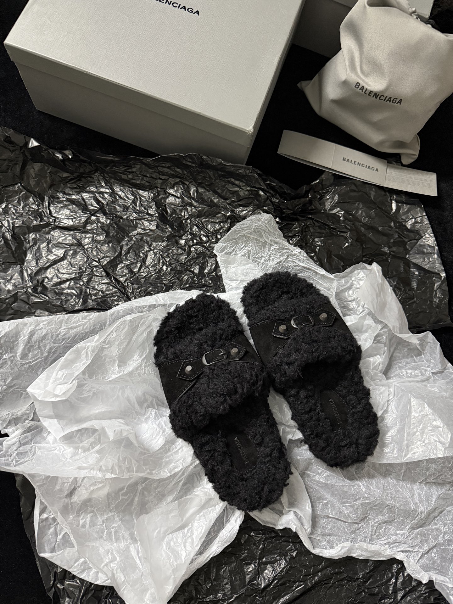 BALENCIAG* 𝟐𝟓𝐀𝐖新品这款毛毛拖 时髦精闭眼冲 蓬松毛绒自带慵懒高级感 搭上皮质扣带 酷与柔