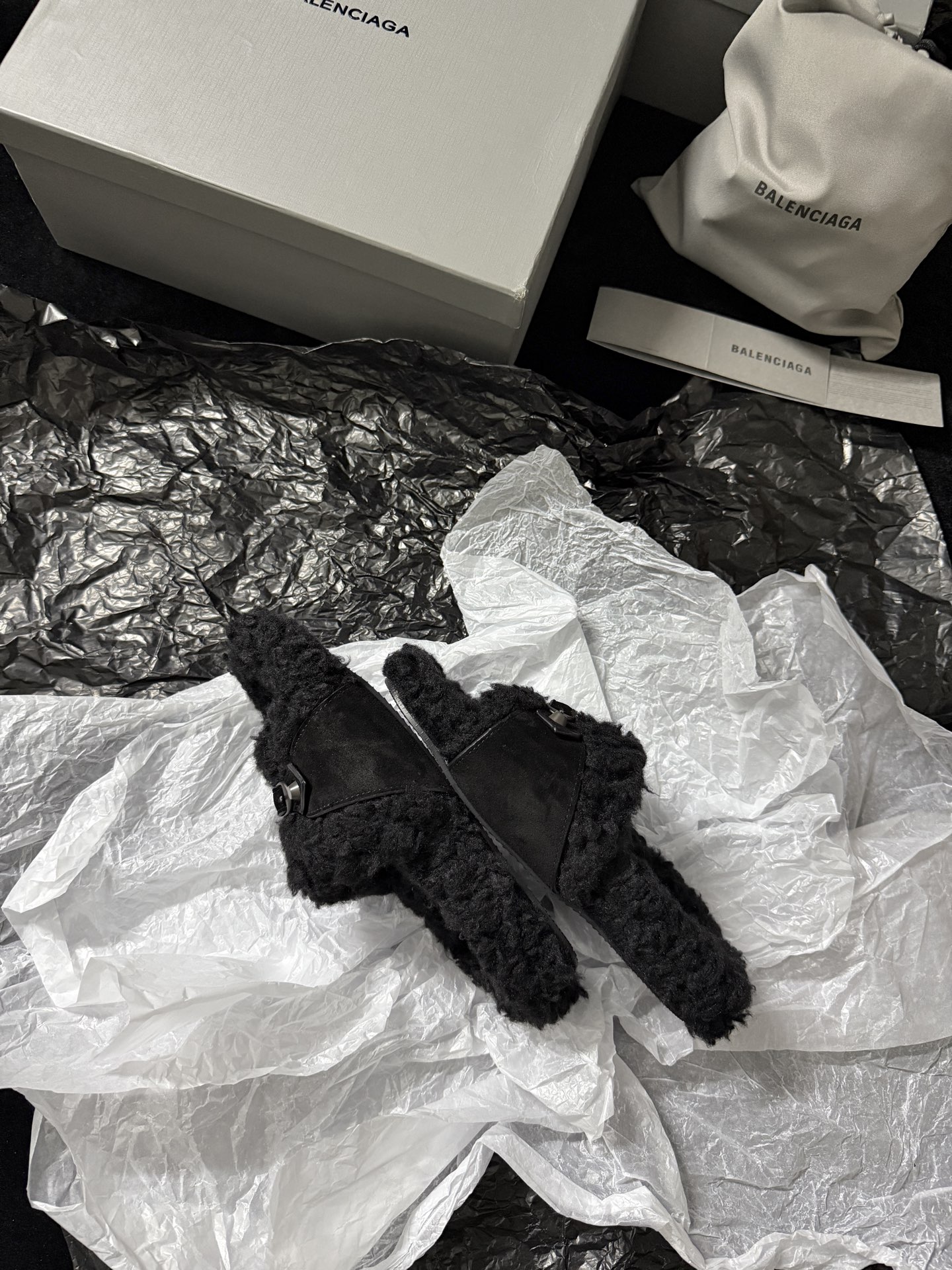 BALENCIAG* 𝟐𝟓𝐀𝐖新品这款毛毛拖 时髦精闭眼冲 蓬松毛绒自带慵懒高级感 搭上皮质扣带 酷与柔