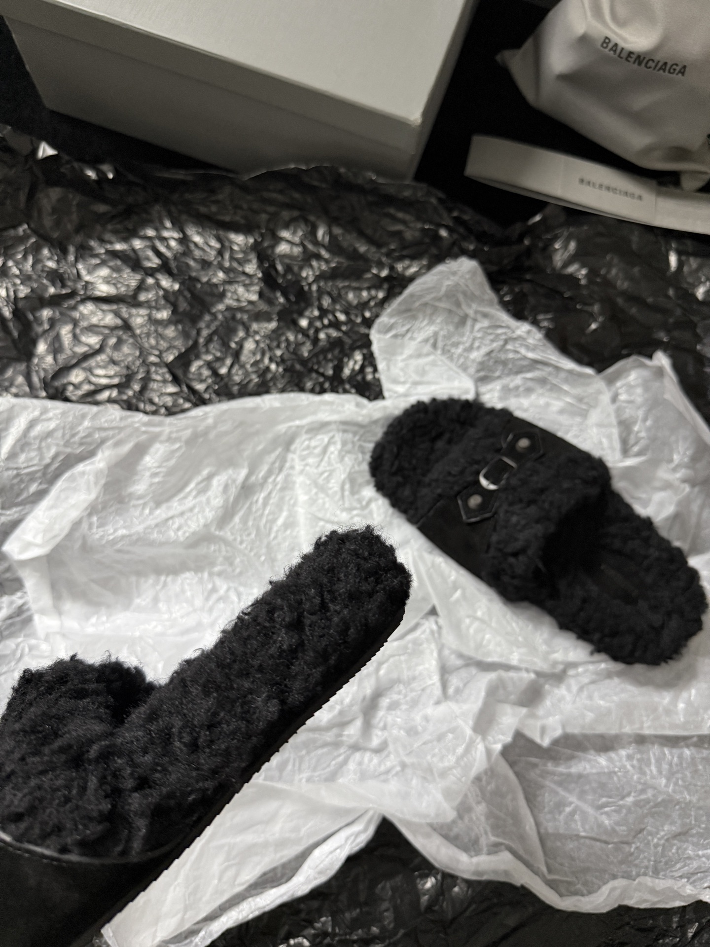 BALENCIAG* 𝟐𝟓𝐀𝐖新品这款毛毛拖 时髦精闭眼冲 蓬松毛绒自带慵懒高级感 搭上皮质扣带 酷与柔