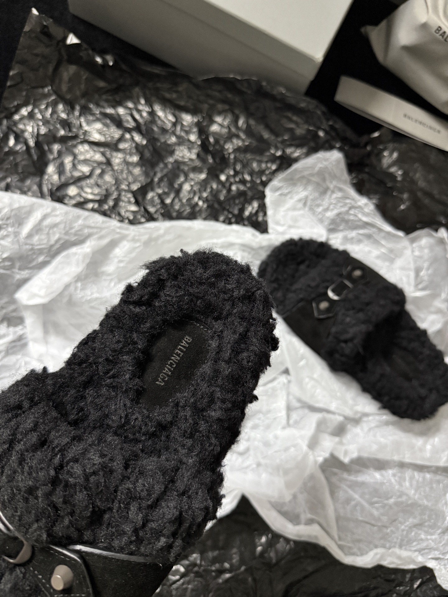 BALENCIAG* 𝟐𝟓𝐀𝐖新品这款毛毛拖 时髦精闭眼冲 蓬松毛绒自带慵懒高级感 搭上皮质扣带 酷与柔