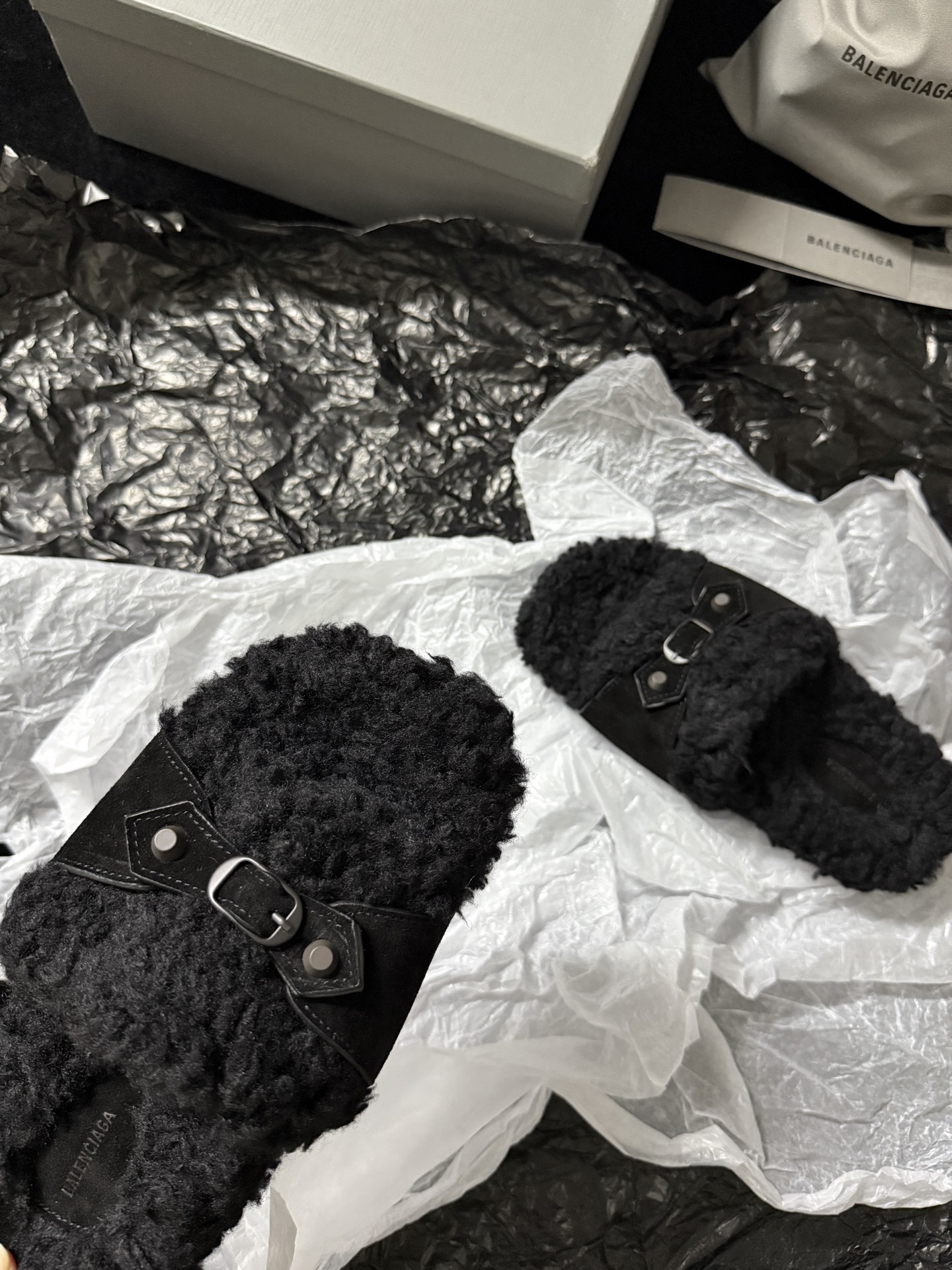 BALENCIAG* 𝟐𝟓𝐀𝐖新品这款毛毛拖 时髦精闭眼冲 蓬松毛绒自带慵懒高级感 搭上皮质扣带 酷与柔