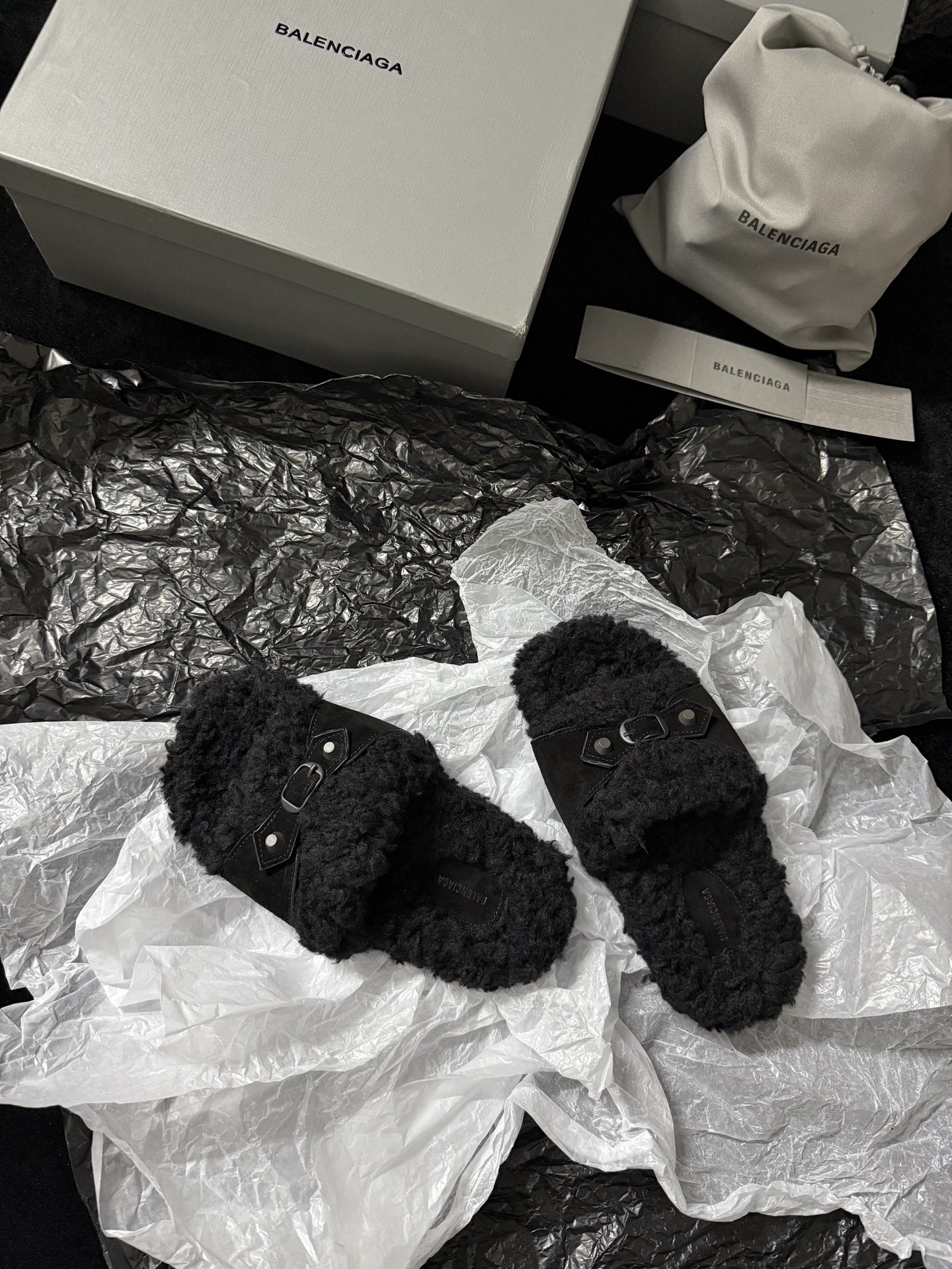 BALENCIAG* 𝟐𝟓𝐀𝐖新品这款毛毛拖 时髦精闭眼冲 蓬松毛绒自带慵懒高级感 搭上皮质扣带 酷与柔