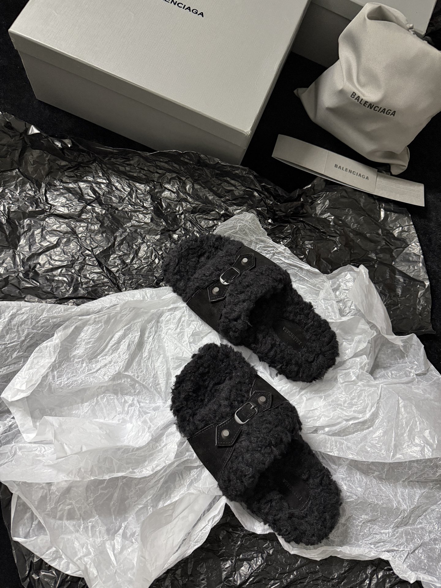 BALENCIAG* 𝟐𝟓𝐀𝐖新品这款毛毛拖 时髦精闭眼冲 蓬松毛绒自带慵懒高级感 搭上皮质扣带 酷与柔