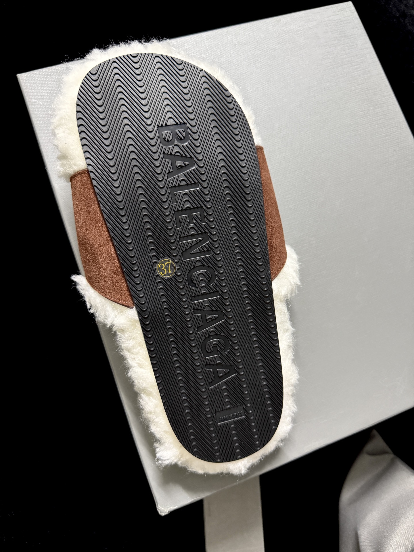 BALENCIAG* 𝟐𝟓𝐀𝐖新品这款毛毛拖 时髦精闭眼冲 蓬松毛绒自带慵懒高级感 搭上皮质扣带 酷与柔