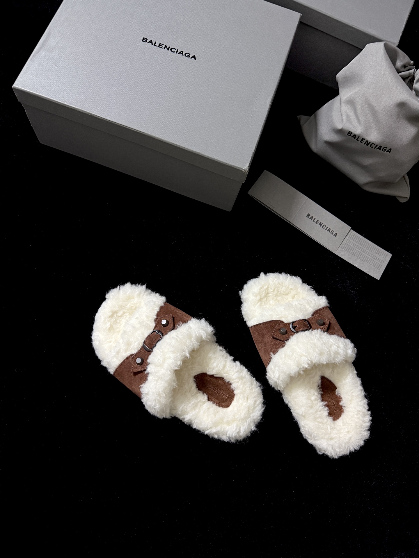 BALENCIAG* 𝟐𝟓𝐀𝐖新品这款毛毛拖 时髦精闭眼冲 蓬松毛绒自带慵懒高级感 搭上皮质扣带 酷与柔