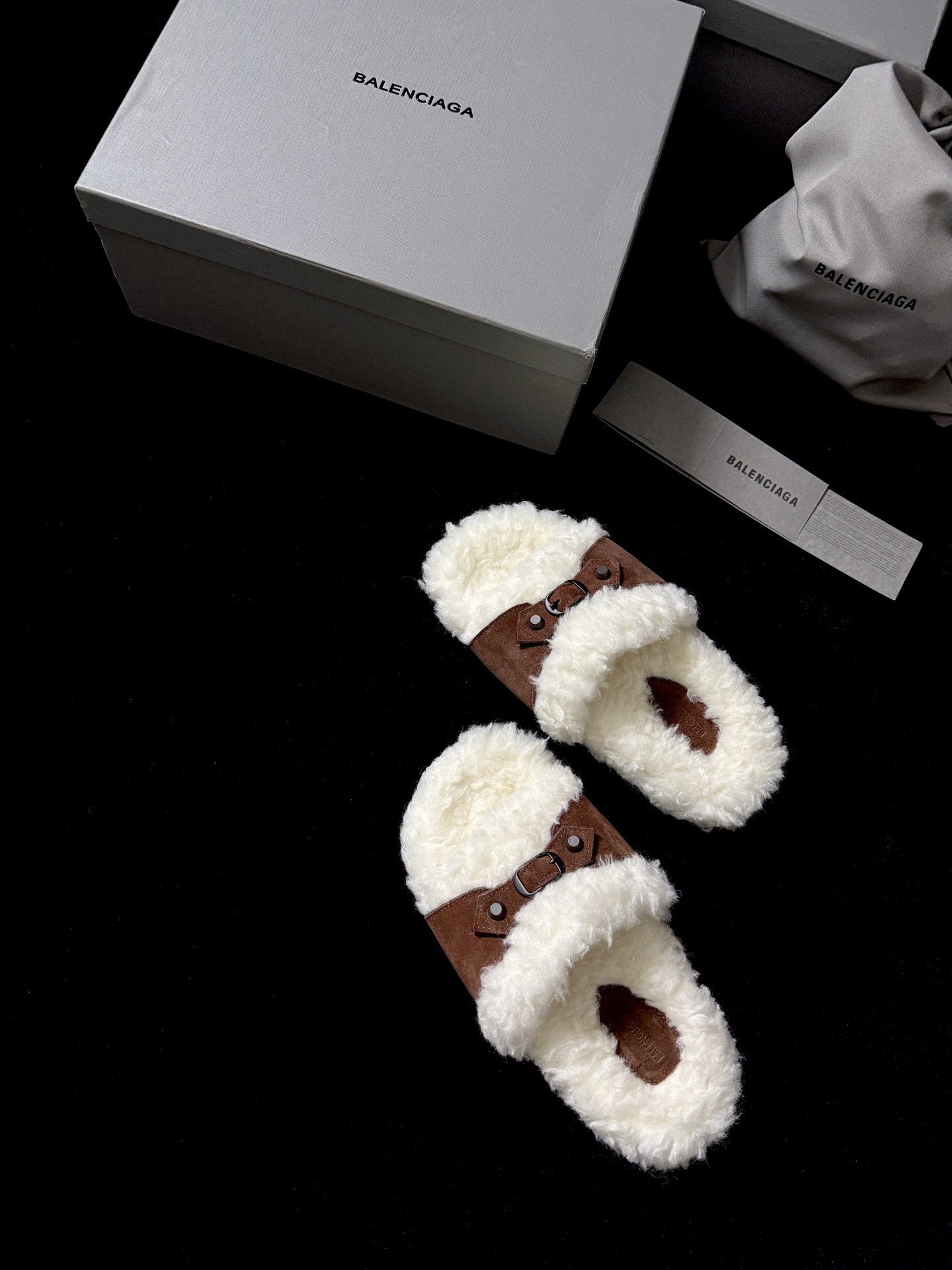 BALENCIAG* 𝟐𝟓𝐀𝐖新品这款毛毛拖 时髦精闭眼冲 蓬松毛绒自带慵懒高级感 搭上皮质扣带 酷与柔