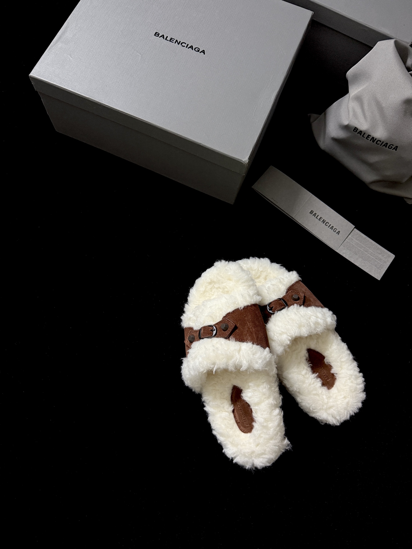 BALENCIAG* 𝟐𝟓𝐀𝐖新品这款毛毛拖 时髦精闭眼冲 蓬松毛绒自带慵懒高级感 搭上皮质扣带 酷与柔