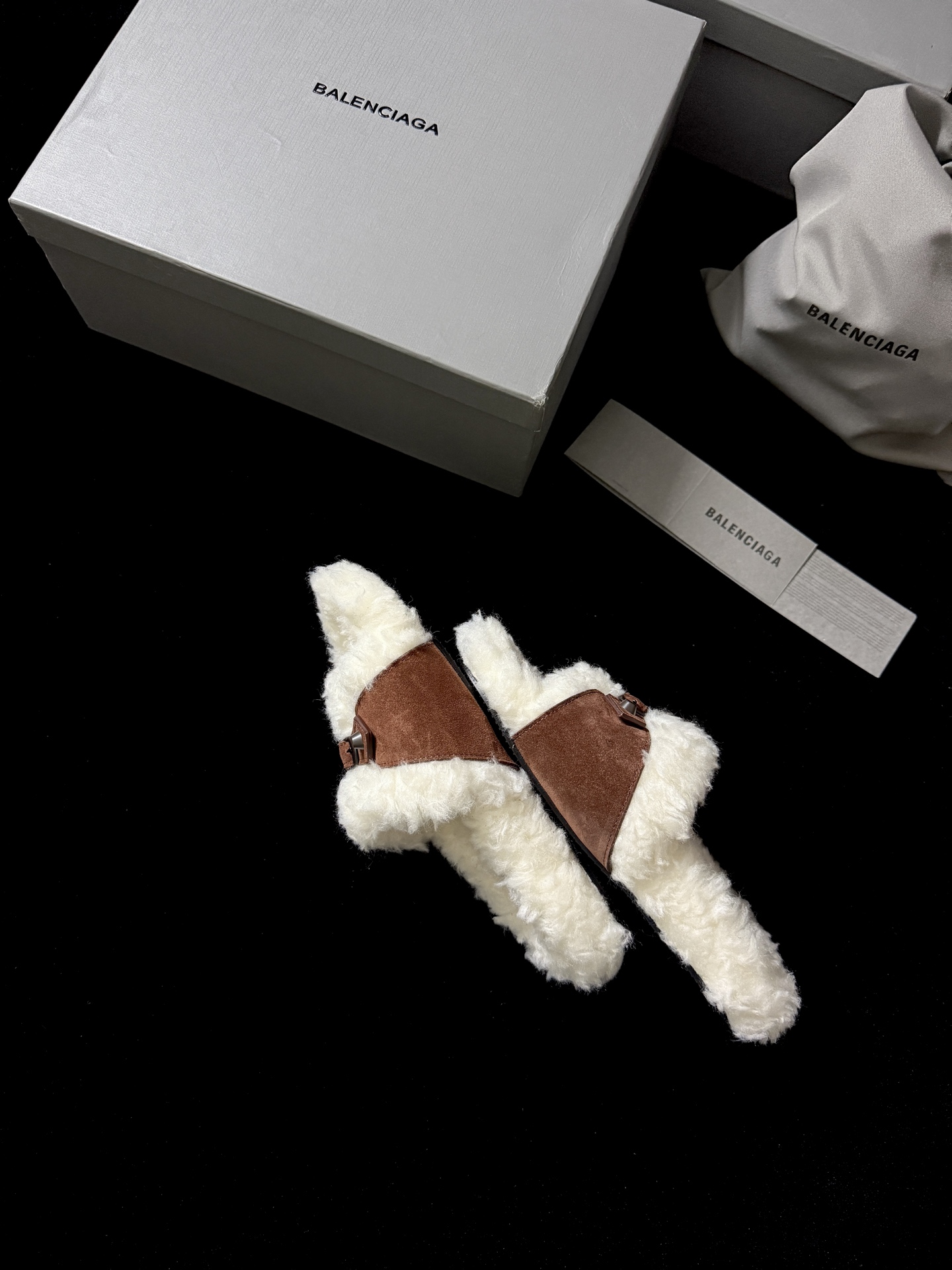 BALENCIAG* 𝟐𝟓𝐀𝐖新品这款毛毛拖 时髦精闭眼冲 蓬松毛绒自带慵懒高级感 搭上皮质扣带 酷与柔