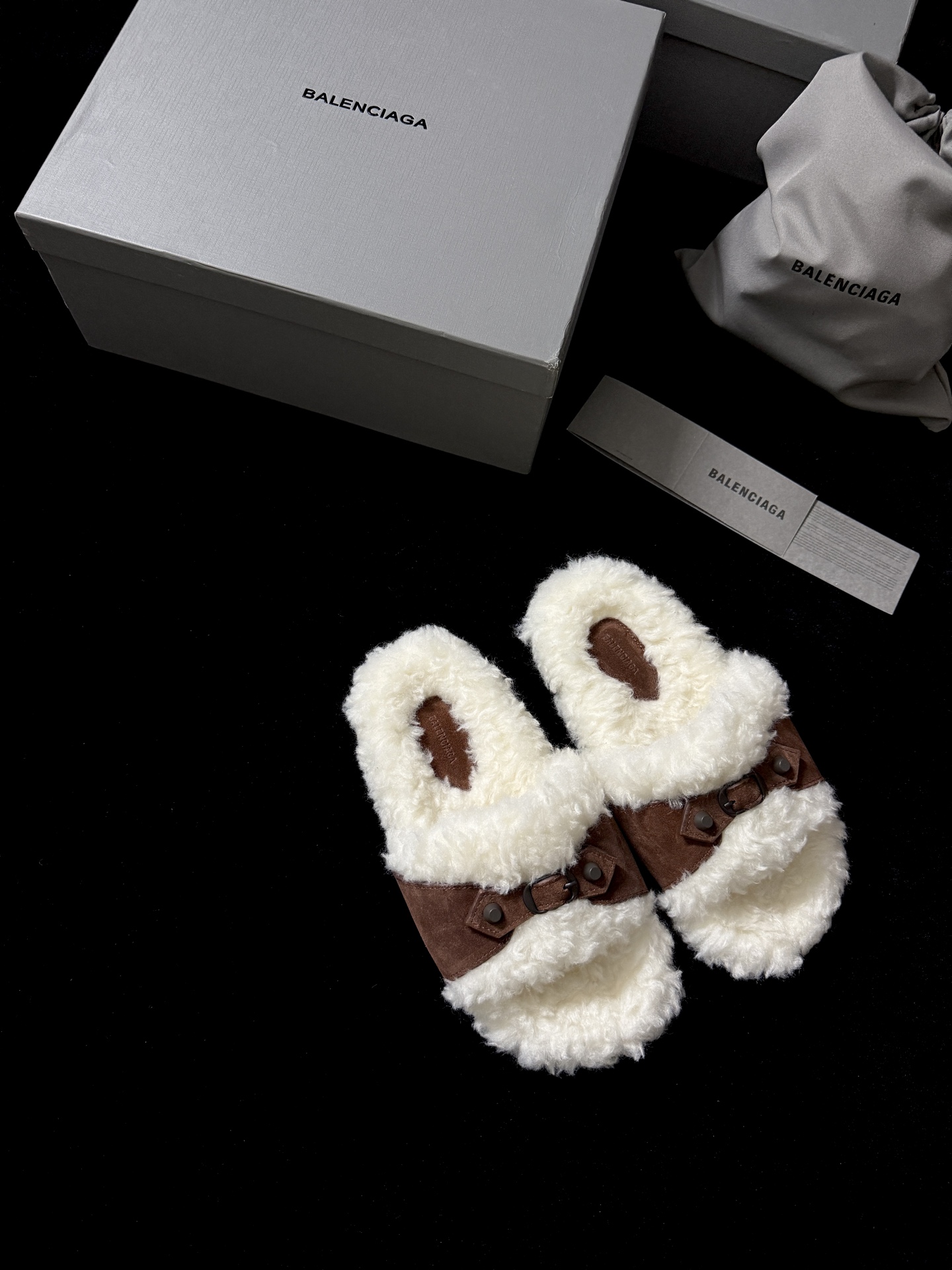 BALENCIAG* 𝟐𝟓𝐀𝐖新品这款毛毛拖 时髦精闭眼冲 蓬松毛绒自带慵懒高级感 搭上皮质扣带 酷与柔