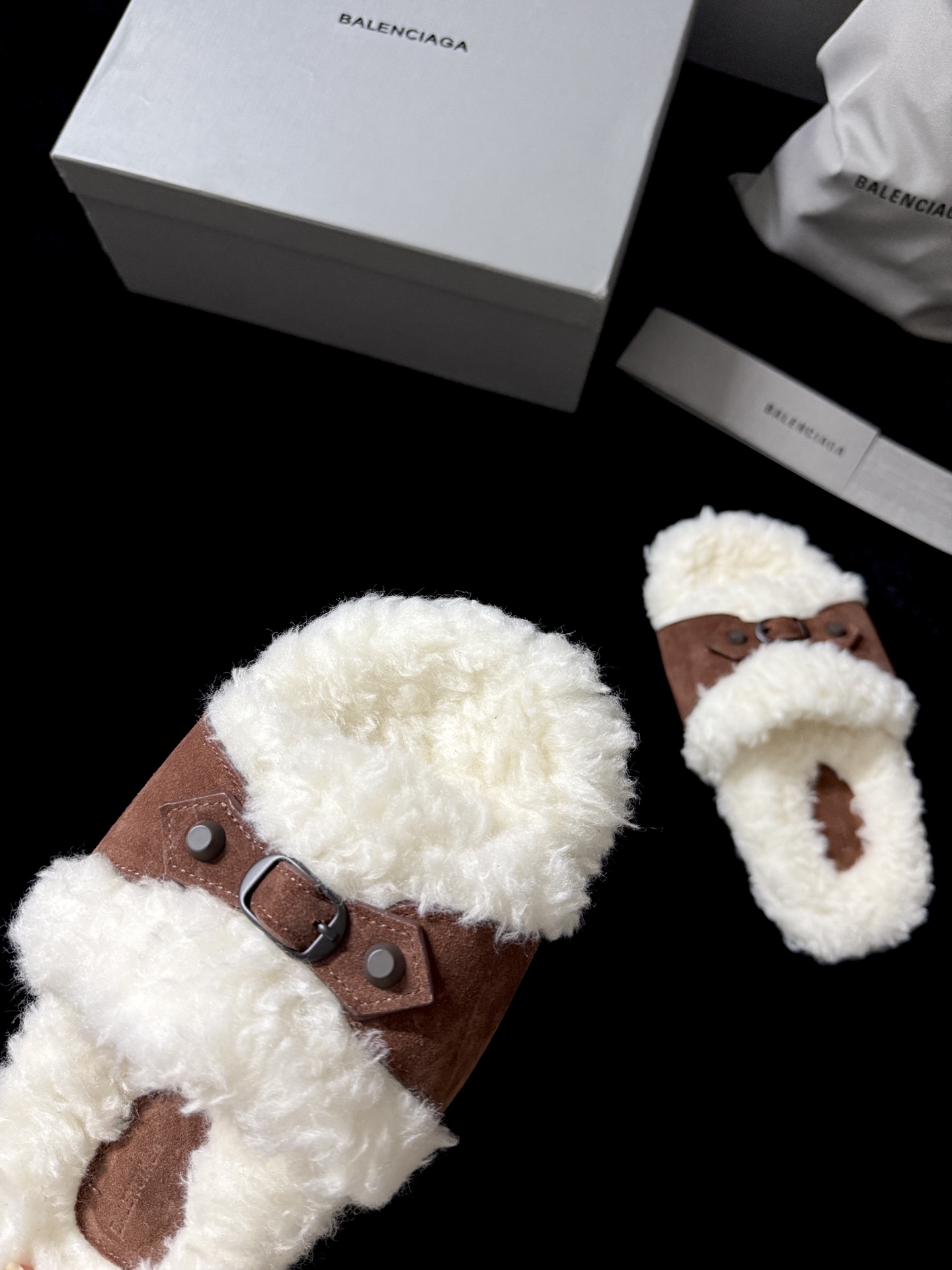 BALENCIAG* 𝟐𝟓𝐀𝐖新品这款毛毛拖 时髦精闭眼冲 蓬松毛绒自带慵懒高级感 搭上皮质扣带 酷与柔