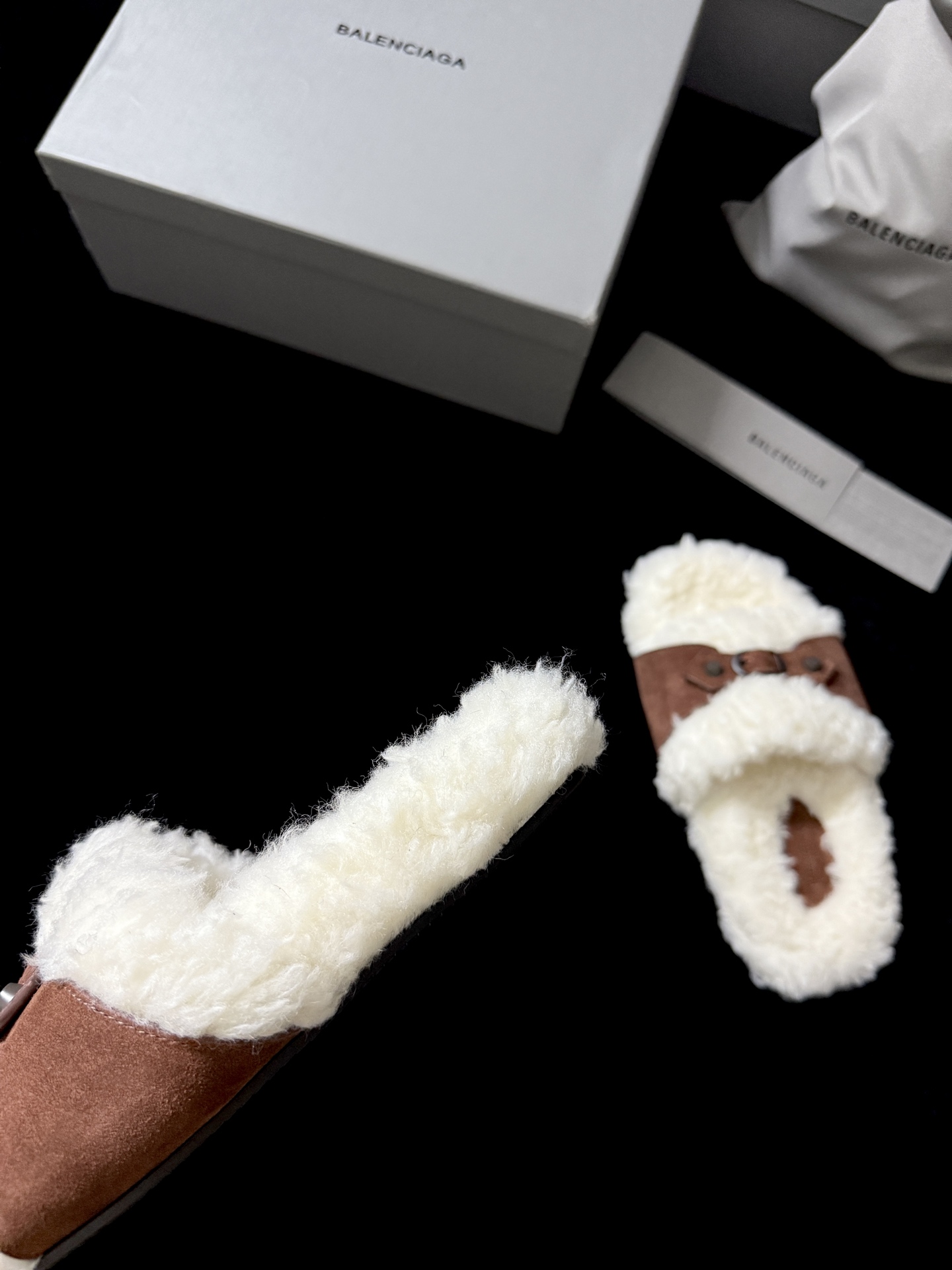 BALENCIAG* 𝟐𝟓𝐀𝐖新品这款毛毛拖 时髦精闭眼冲 蓬松毛绒自带慵懒高级感 搭上皮质扣带 酷与柔