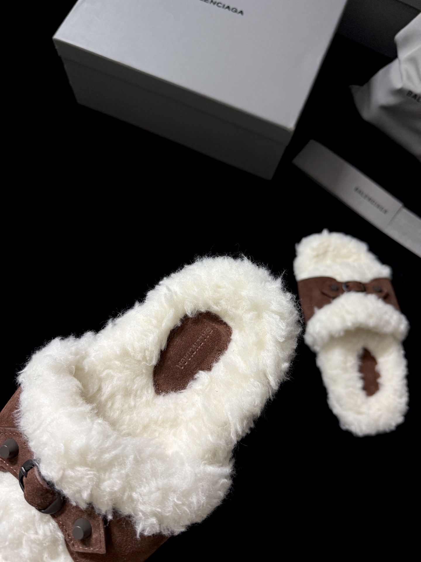 BALENCIAG* 𝟐𝟓𝐀𝐖新品这款毛毛拖 时髦精闭眼冲 蓬松毛绒自带慵懒高级感 搭上皮质扣带 酷与柔