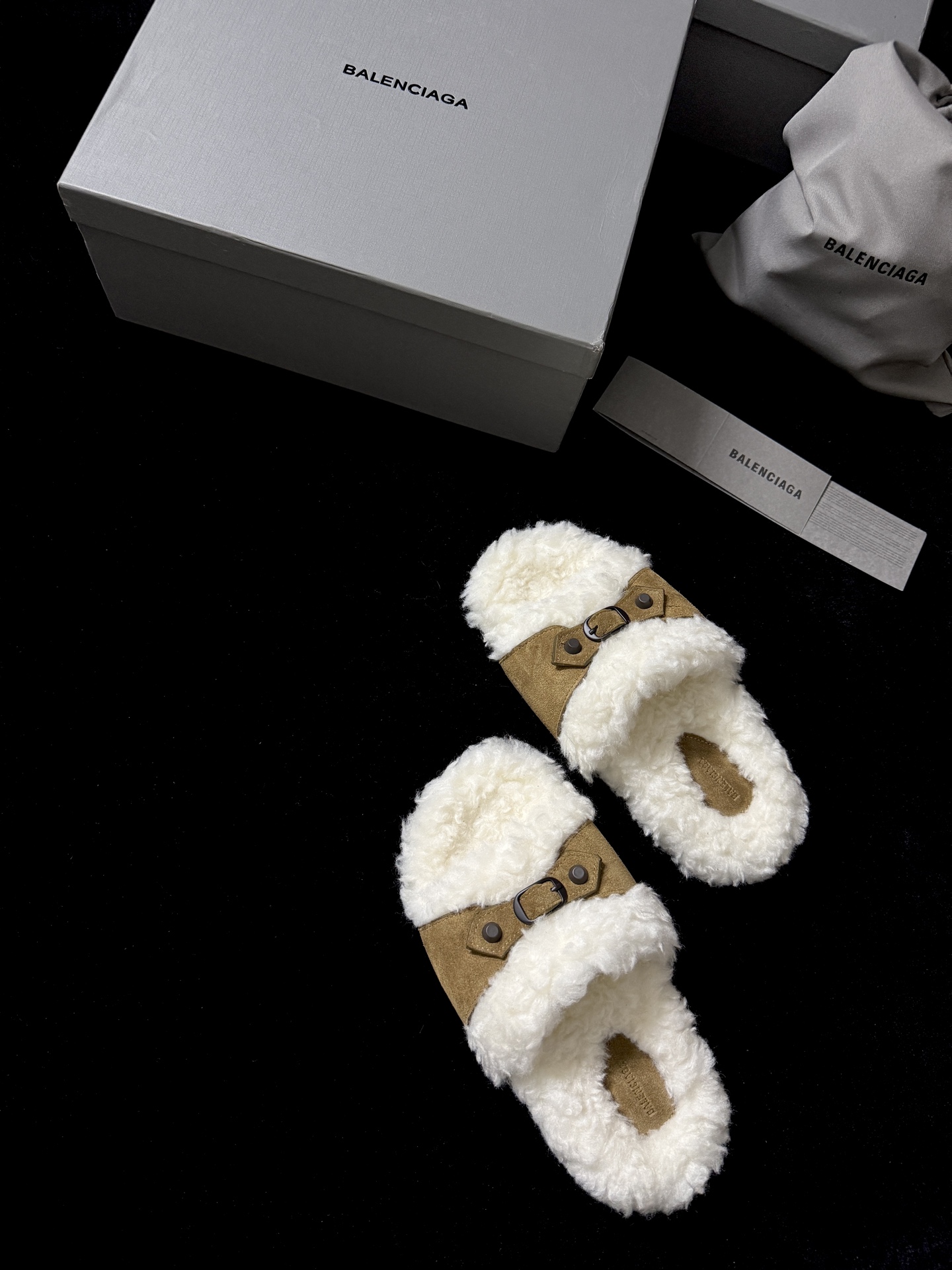 BALENCIAG* 𝟐𝟓𝐀𝐖新品这款毛毛拖 时髦精闭眼冲 蓬松毛绒自带慵懒高级感 搭上皮质扣带 酷与柔