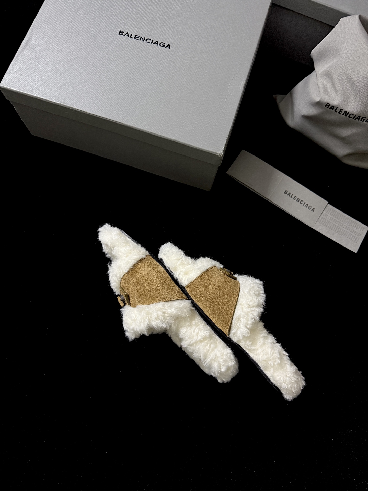 BALENCIAG* 𝟐𝟓𝐀𝐖新品这款毛毛拖 时髦精闭眼冲 蓬松毛绒自带慵懒高级感 搭上皮质扣带 酷与柔