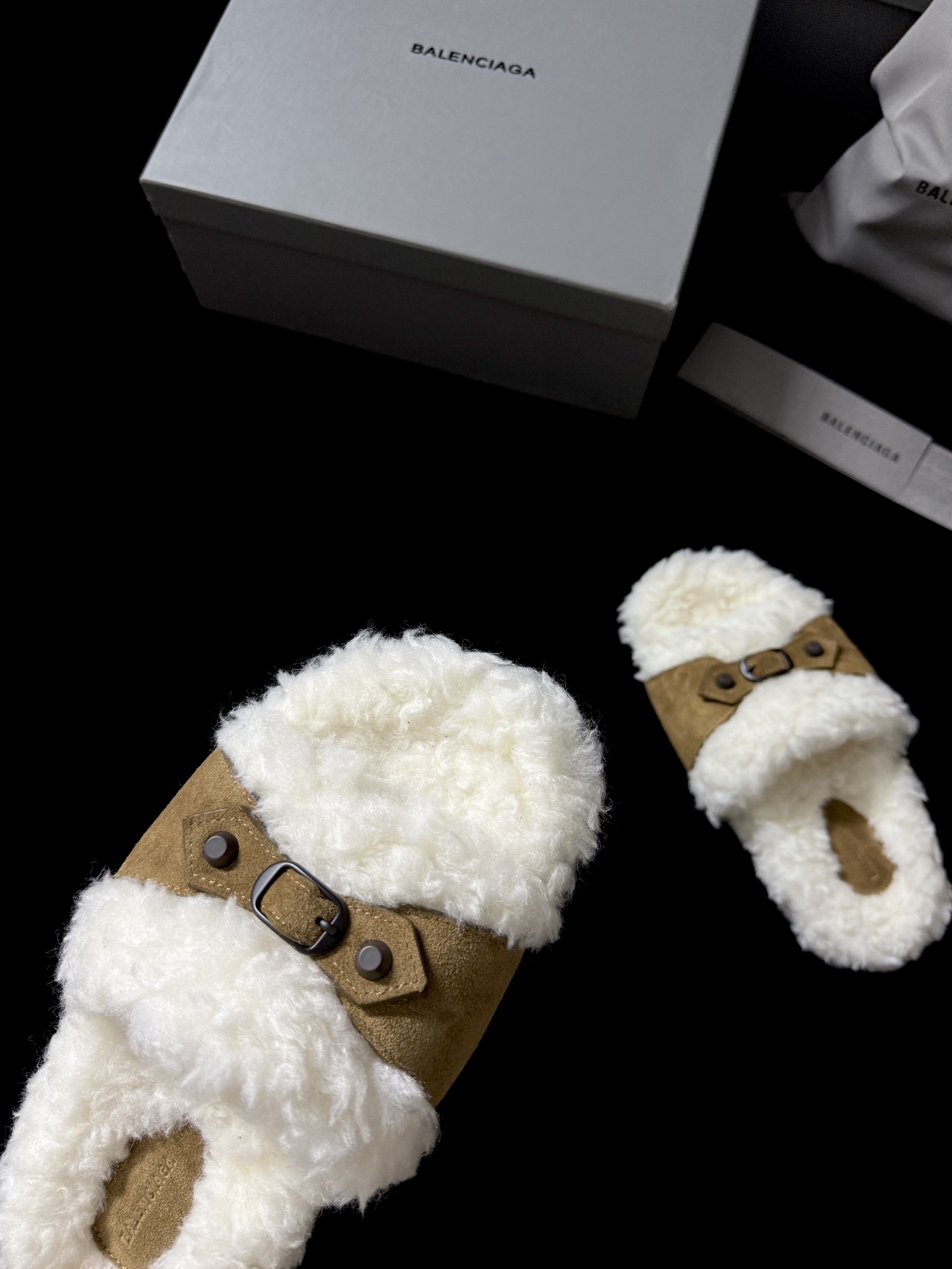 BALENCIAG* 𝟐𝟓𝐀𝐖新品这款毛毛拖 时髦精闭眼冲 蓬松毛绒自带慵懒高级感 搭上皮质扣带 酷与柔