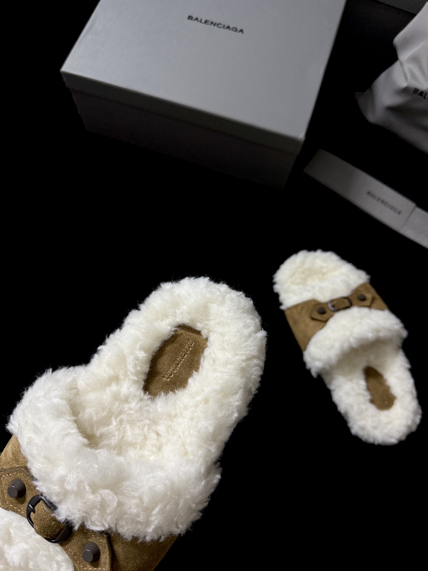BALENCIAG* 𝟐𝟓𝐀𝐖新品这款毛毛拖 时髦精闭眼冲 蓬松毛绒自带慵懒高级感 搭上皮质扣带 酷与柔