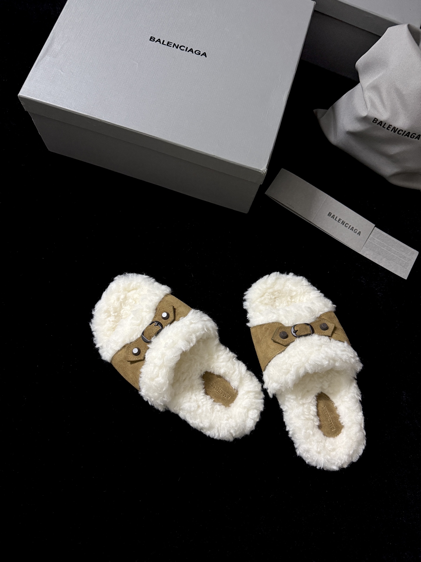 BALENCIAG* 𝟐𝟓𝐀𝐖新品这款毛毛拖 时髦精闭眼冲 蓬松毛绒自带慵懒高级感 搭上皮质扣带 酷与柔