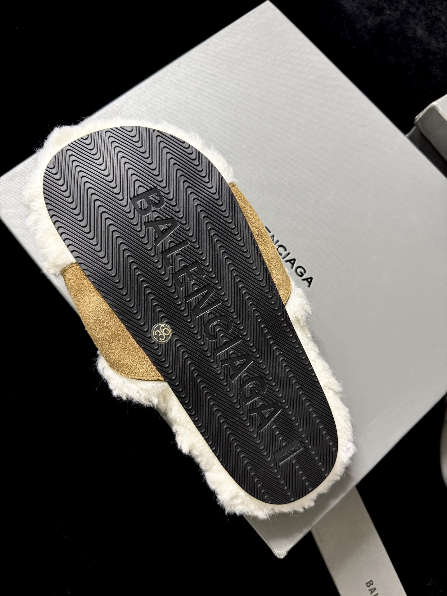 BALENCIAG* 𝟐𝟓𝐀𝐖新品这款毛毛拖 时髦精闭眼冲 蓬松毛绒自带慵懒高级感 搭上皮质扣带 酷与柔