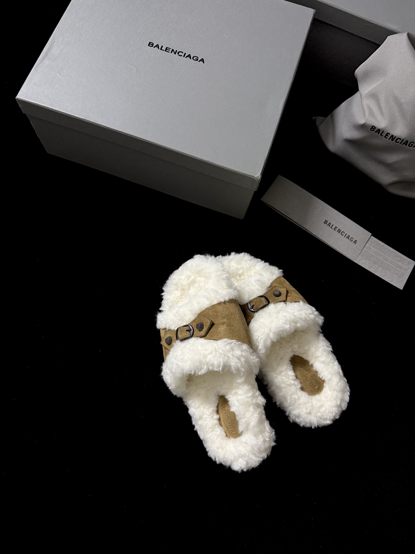 BALENCIAG* 𝟐𝟓𝐀𝐖新品这款毛毛拖 时髦精闭眼冲 蓬松毛绒自带慵懒高级感 搭上皮质扣带 酷与柔