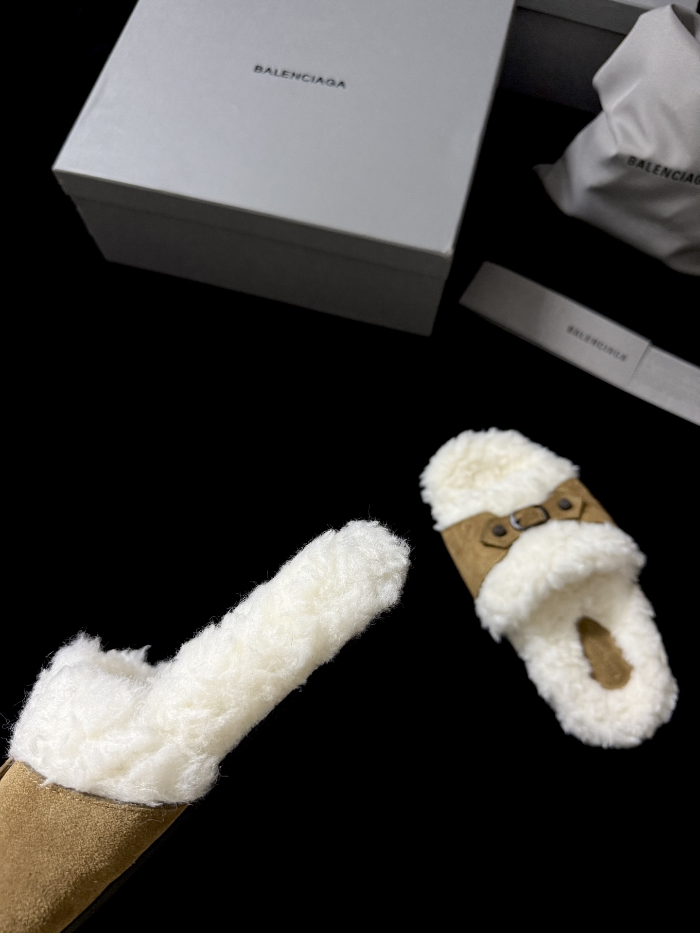 BALENCIAG* 𝟐𝟓𝐀𝐖新品这款毛毛拖 时髦精闭眼冲 蓬松毛绒自带慵懒高级感 搭上皮质扣带 酷与柔