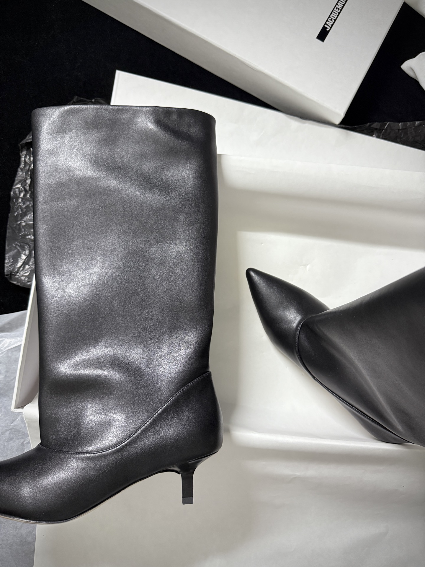 🔳 Jacquemus 🔳 新品靴✔️黑色长靴界的“时髦尖子生” 利落尖头+小猫跟 大靴筒太鲨我 气场直