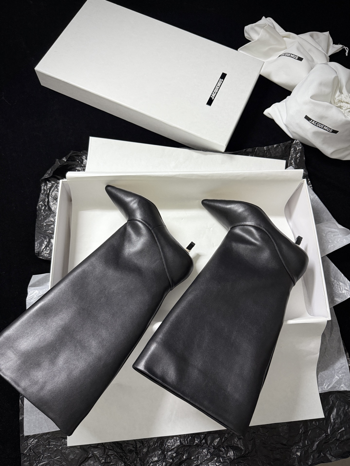 🔳 Jacquemus 🔳 新品靴✔️黑色长靴界的“时髦尖子生” 利落尖头+小猫跟 大靴筒太鲨我 气场直