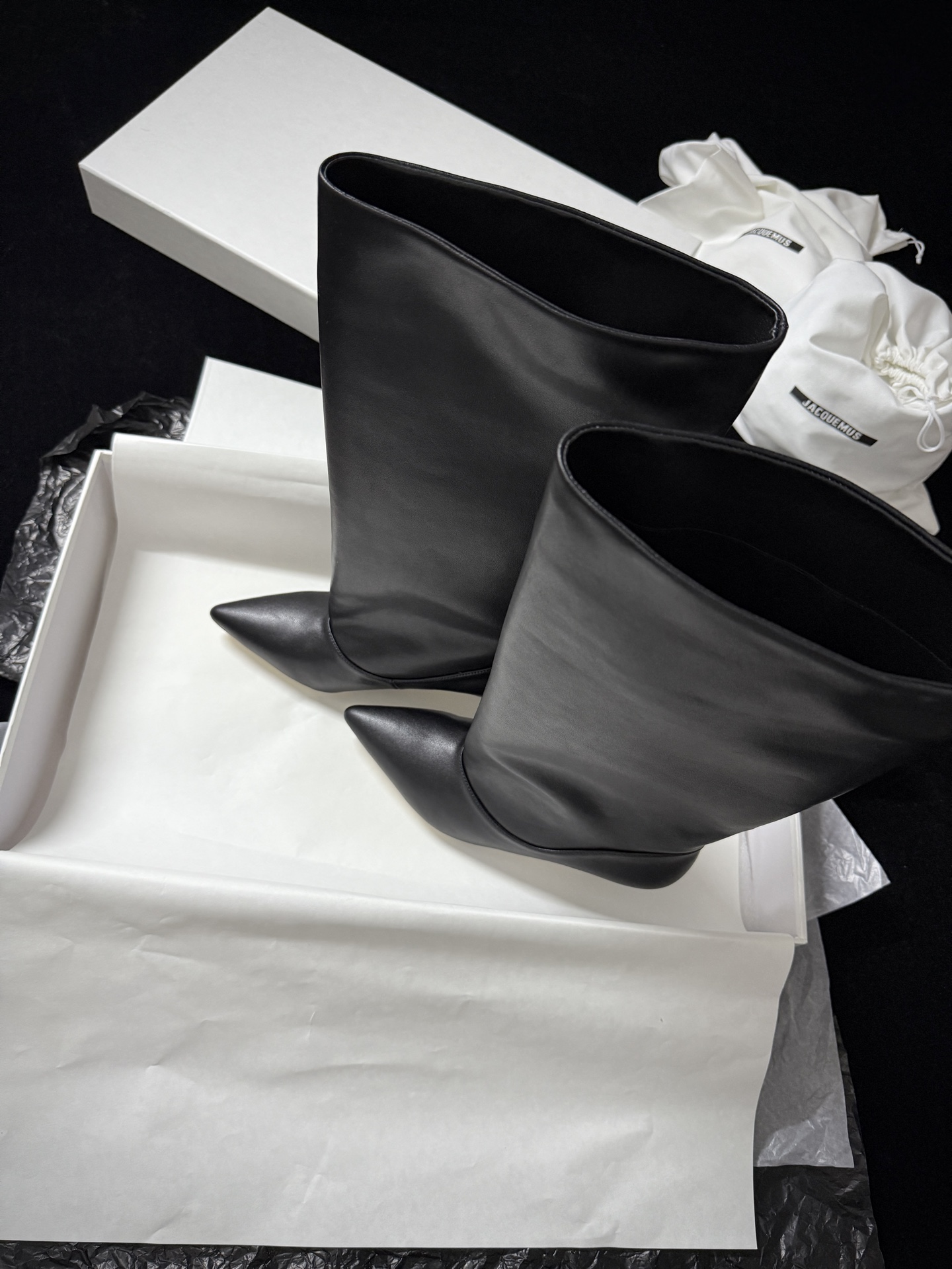 🔳 Jacquemus 🔳 新品靴✔️黑色长靴界的“时髦尖子生” 利落尖头+小猫跟 大靴筒太鲨我 气场直