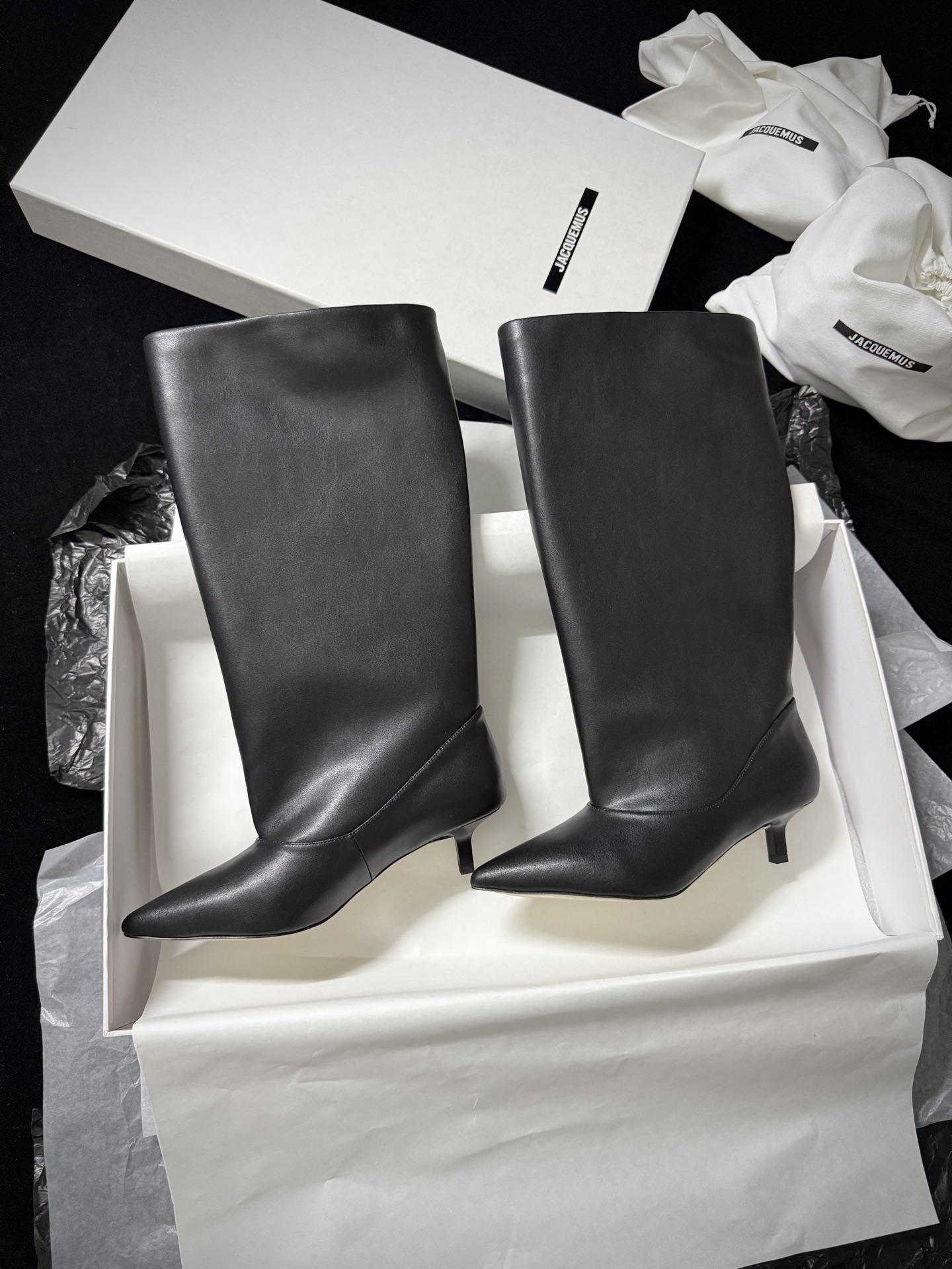 🔳 Jacquemus 🔳 新品靴✔️黑色长靴界的“时髦尖子生” 利落尖头+小猫跟 大靴筒太鲨我 气场直