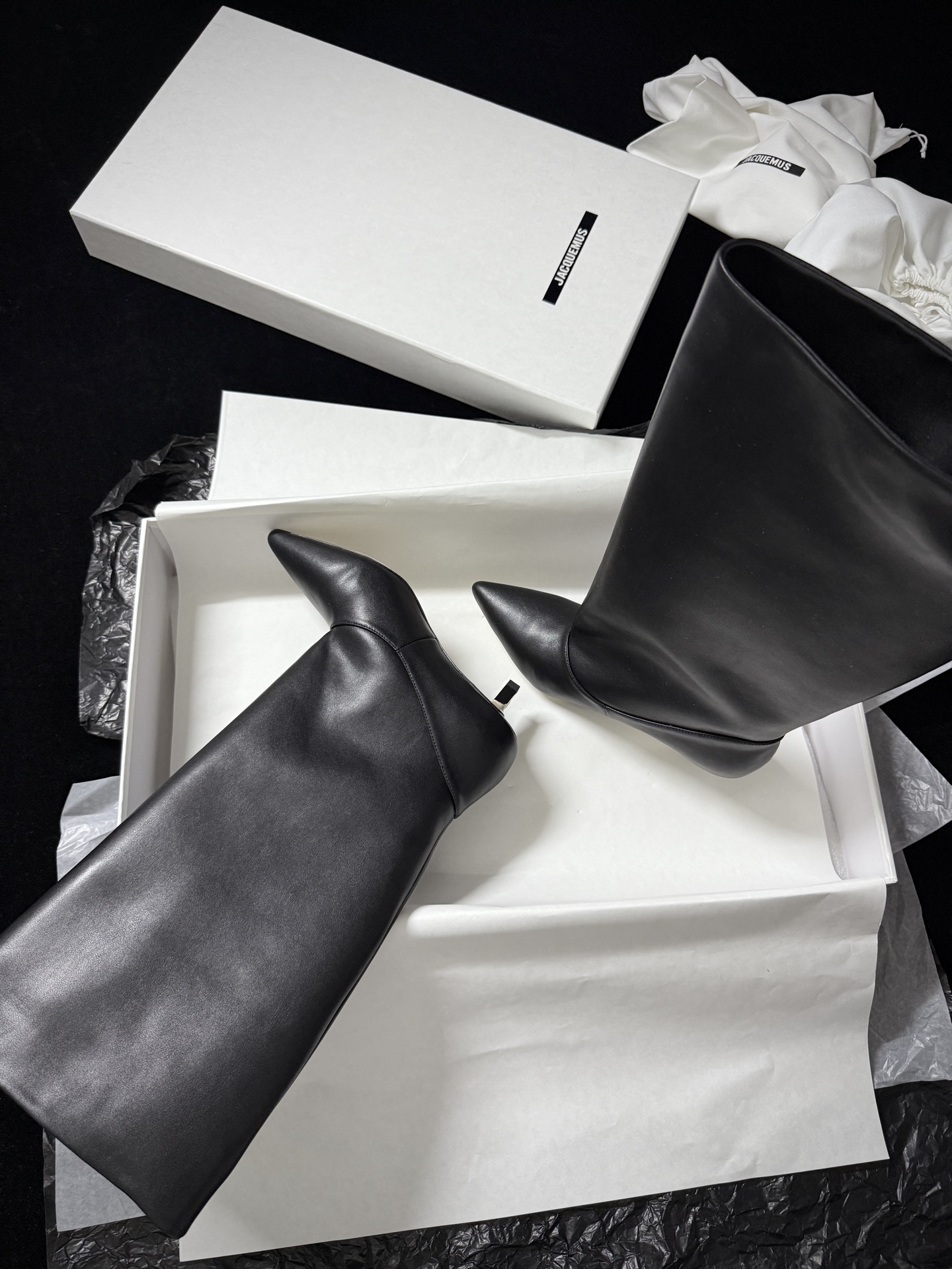 🔳 Jacquemus 🔳 新品靴✔️黑色长靴界的“时髦尖子生” 利落尖头+小猫跟 大靴筒太鲨我 气场直