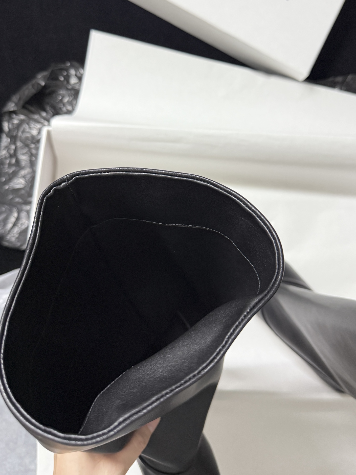 🔳 Jacquemus 🔳 新品靴✔️黑色长靴界的“时髦尖子生” 利落尖头+小猫跟 大靴筒太鲨我 气场直