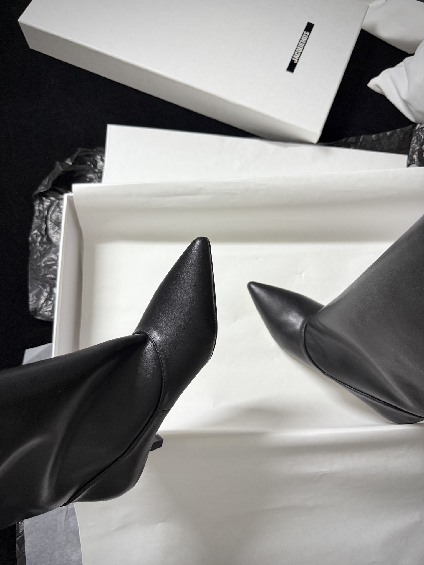 🔳 Jacquemus 🔳 新品靴✔️黑色长靴界的“时髦尖子生” 利落尖头+小猫跟 大靴筒太鲨我 气场直