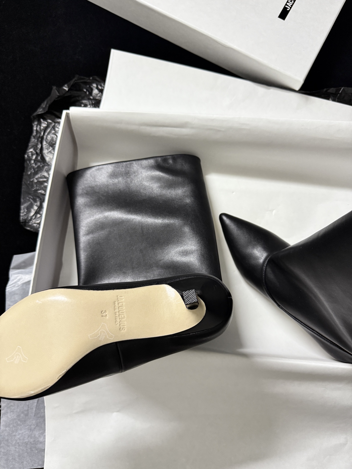 🔳 Jacquemus 🔳 新品靴✔️黑色长靴界的“时髦尖子生” 利落尖头+小猫跟 大靴筒太鲨我 气场直