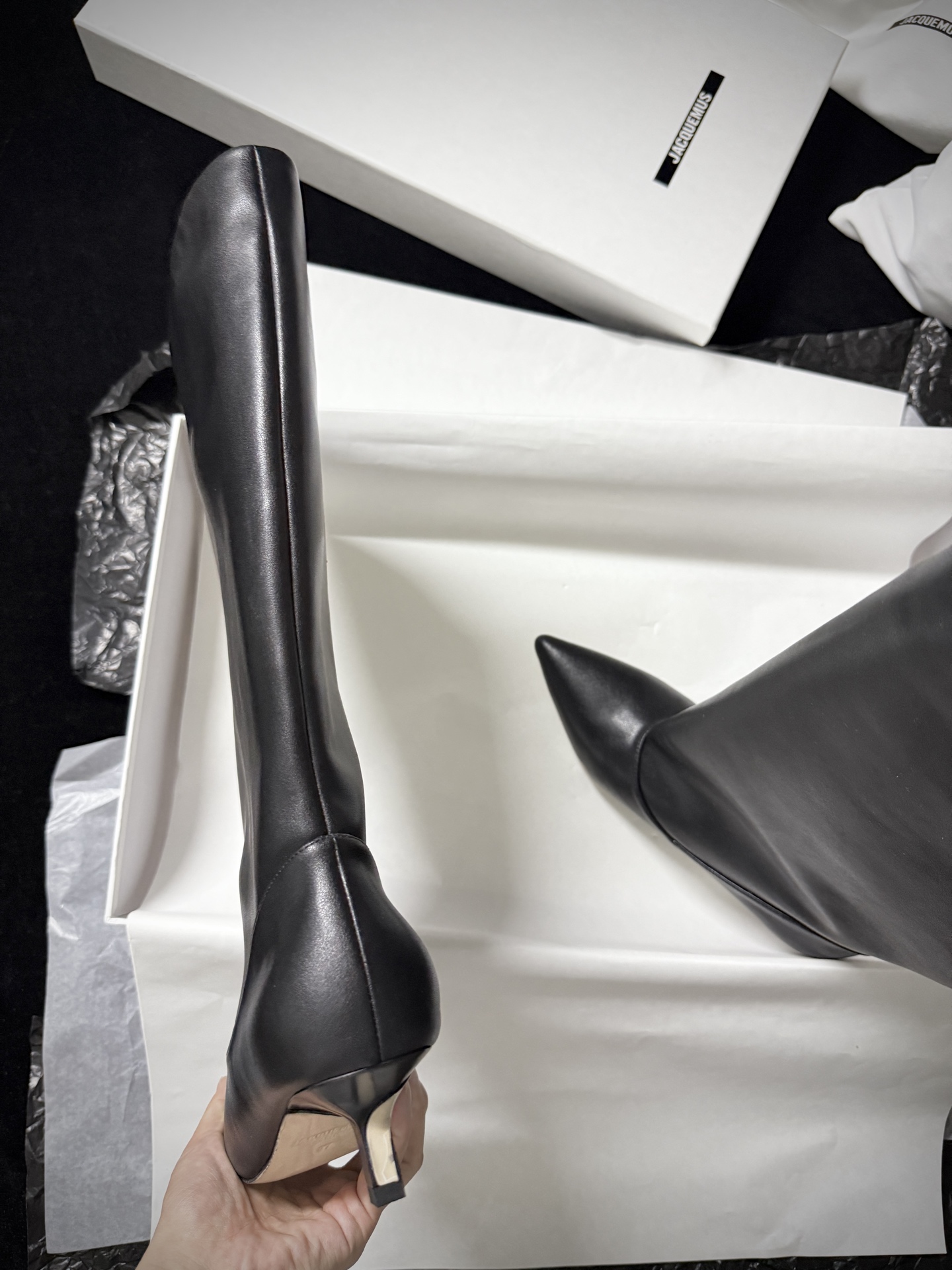 🔳 Jacquemus 🔳 新品靴✔️黑色长靴界的“时髦尖子生” 利落尖头+小猫跟 大靴筒太鲨我 气场直