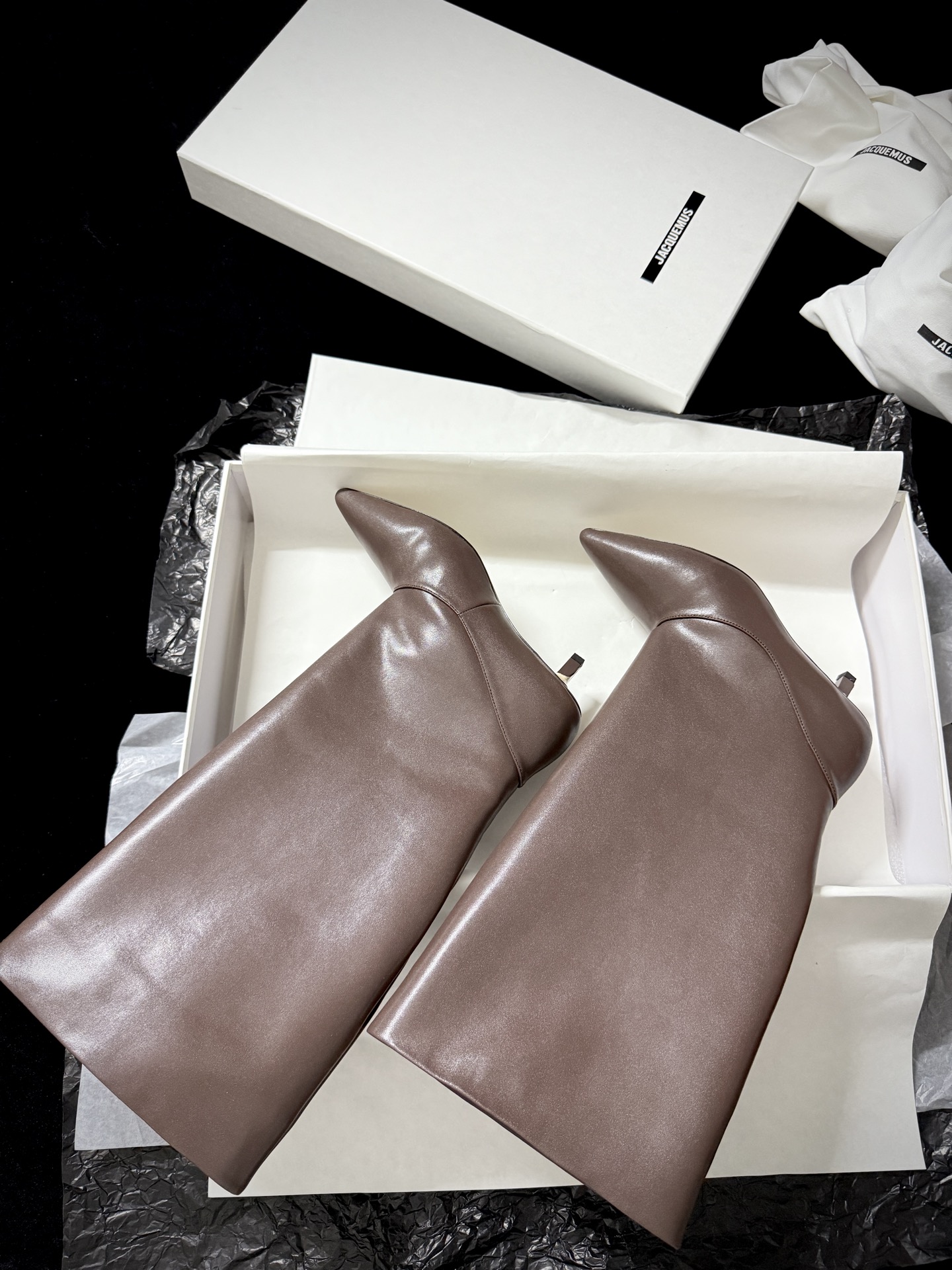 🔳 Jacquemus 🔳 新品靴✔️黑色长靴界的“时髦尖子生” 利落尖头+小猫跟 大靴筒太鲨我 气场直