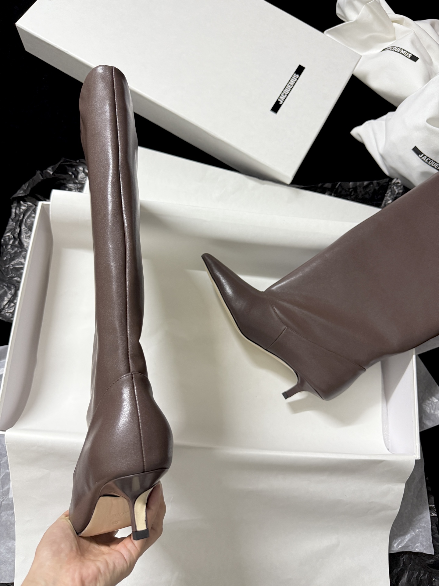 🔳 Jacquemus 🔳 新品靴✔️黑色长靴界的“时髦尖子生” 利落尖头+小猫跟 大靴筒太鲨我 气场直