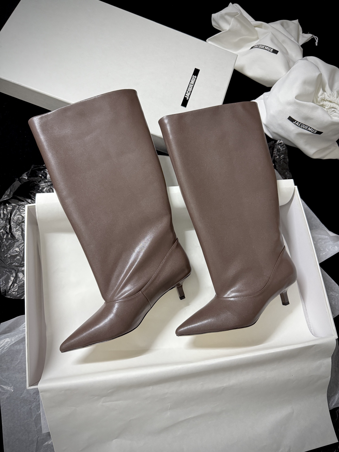 🔳 Jacquemus 🔳 新品靴✔️黑色长靴界的“时髦尖子生” 利落尖头+小猫跟 大靴筒太鲨我 气场直