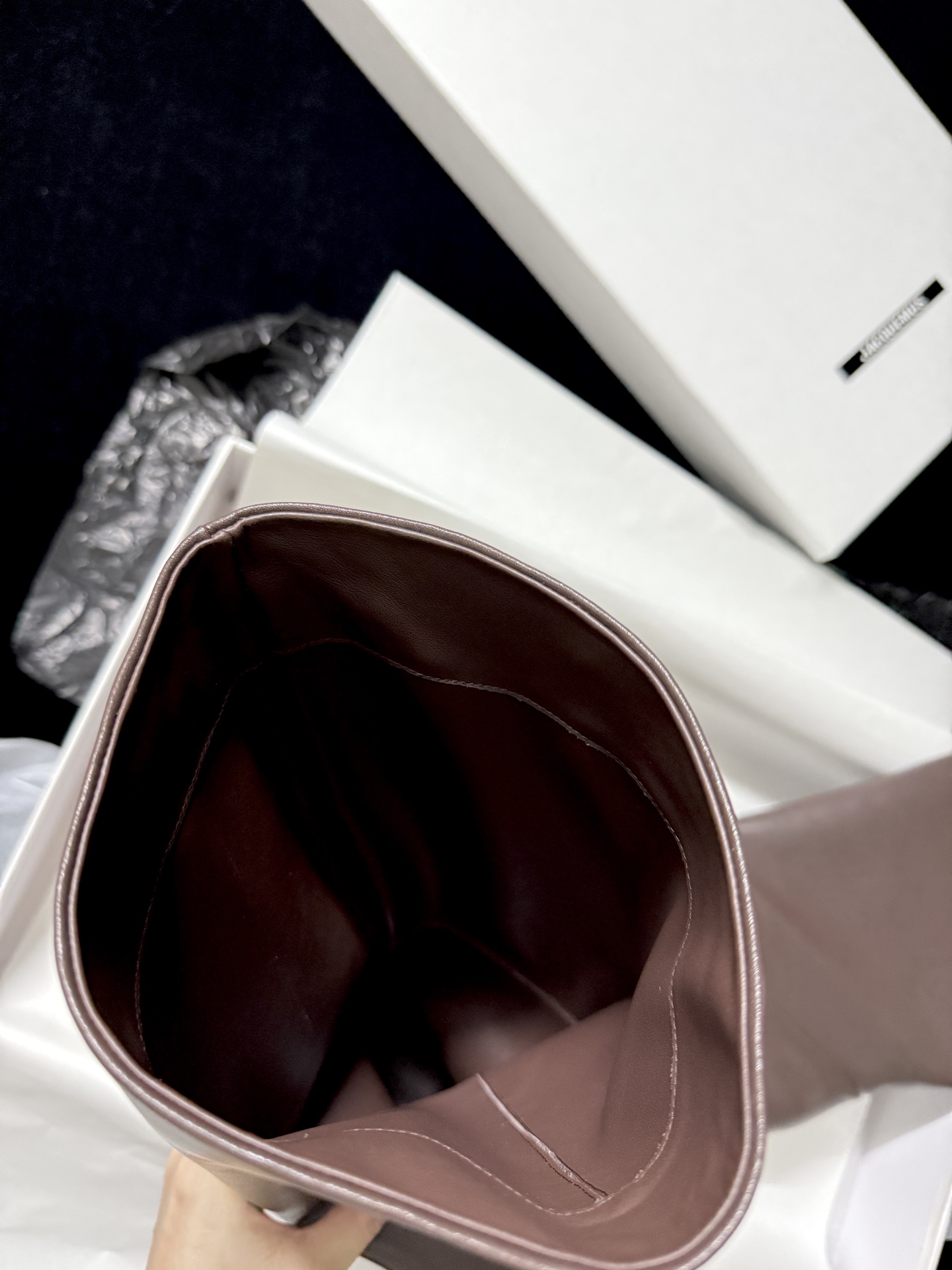 🔳 Jacquemus 🔳 新品靴✔️黑色长靴界的“时髦尖子生” 利落尖头+小猫跟 大靴筒太鲨我 气场直