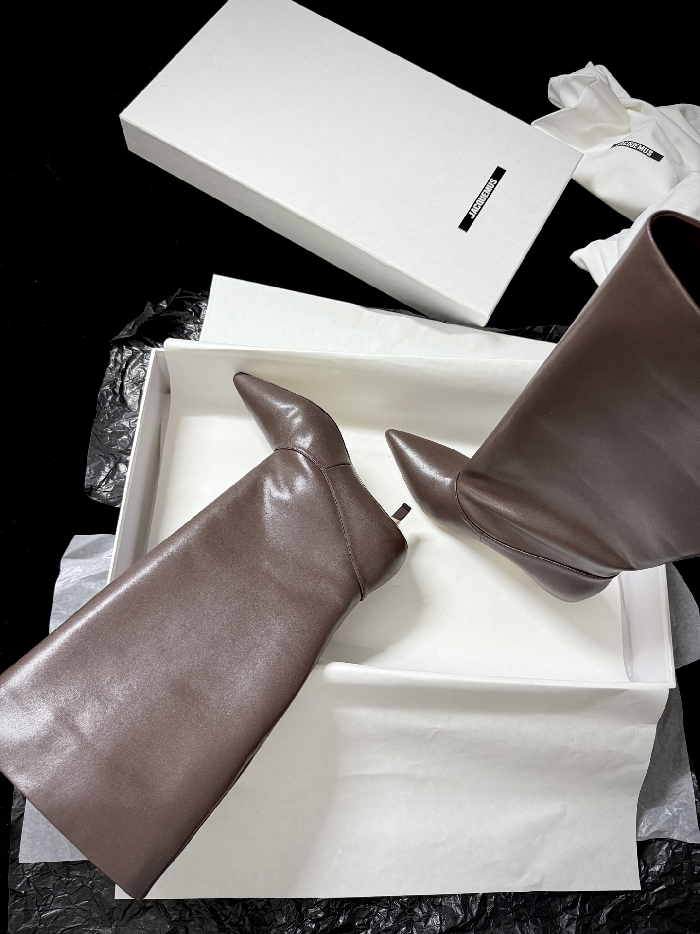 🔳 Jacquemus 🔳 新品靴✔️黑色长靴界的“时髦尖子生” 利落尖头+小猫跟 大靴筒太鲨我 气场直